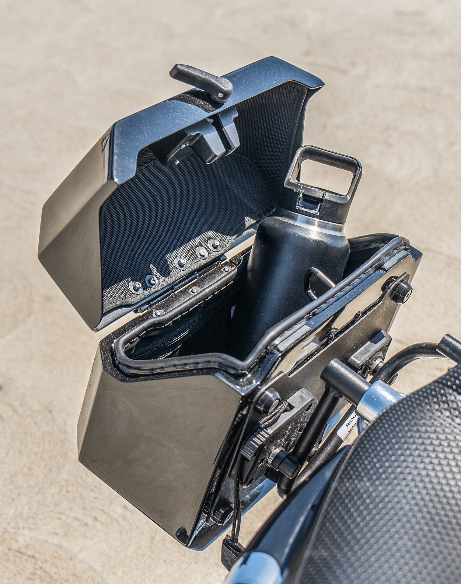 20L - Outlaw Quick-Mount Small Harley Sportster Seventy Two 72 Painted Hard Saddlebags Life style 4