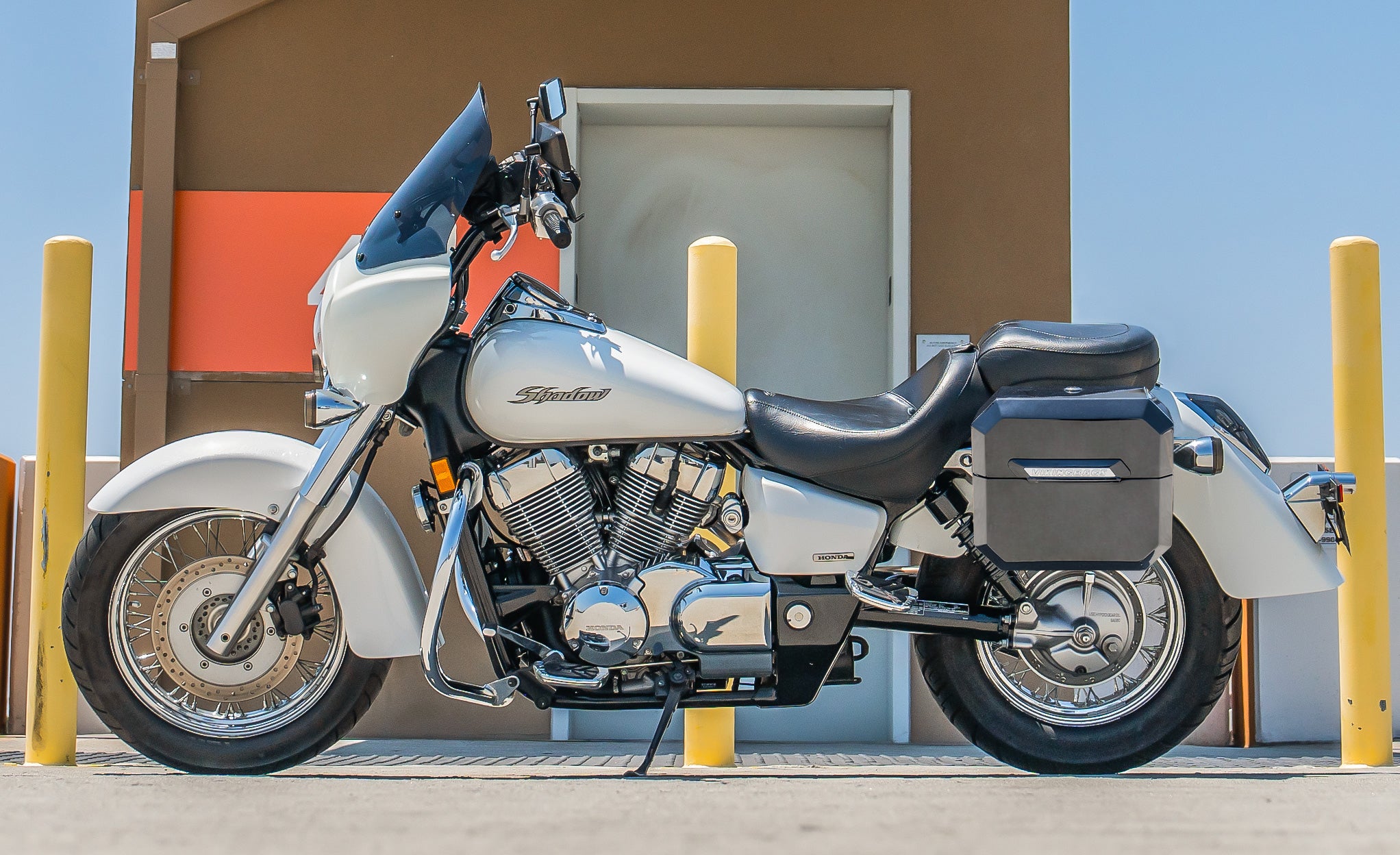 20L - Outlaw Quick-Mount Small Honda 750 Shadow Aero Painted Hard Saddlebags Life Style Photo @expand