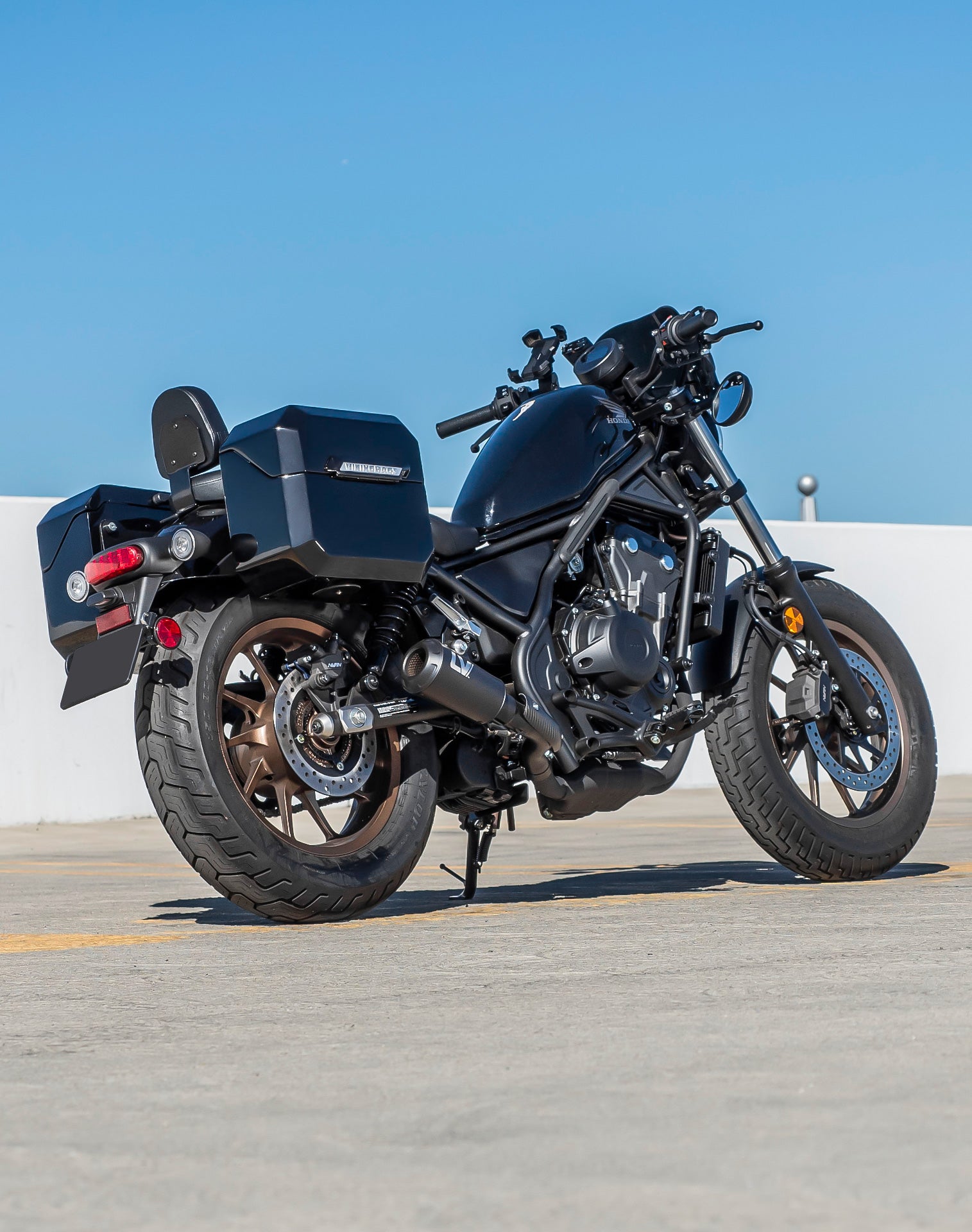 20L - Outlaw Quick-Mount Small Honda Rebel 300 Painted Hard Saddlebags Life style 1