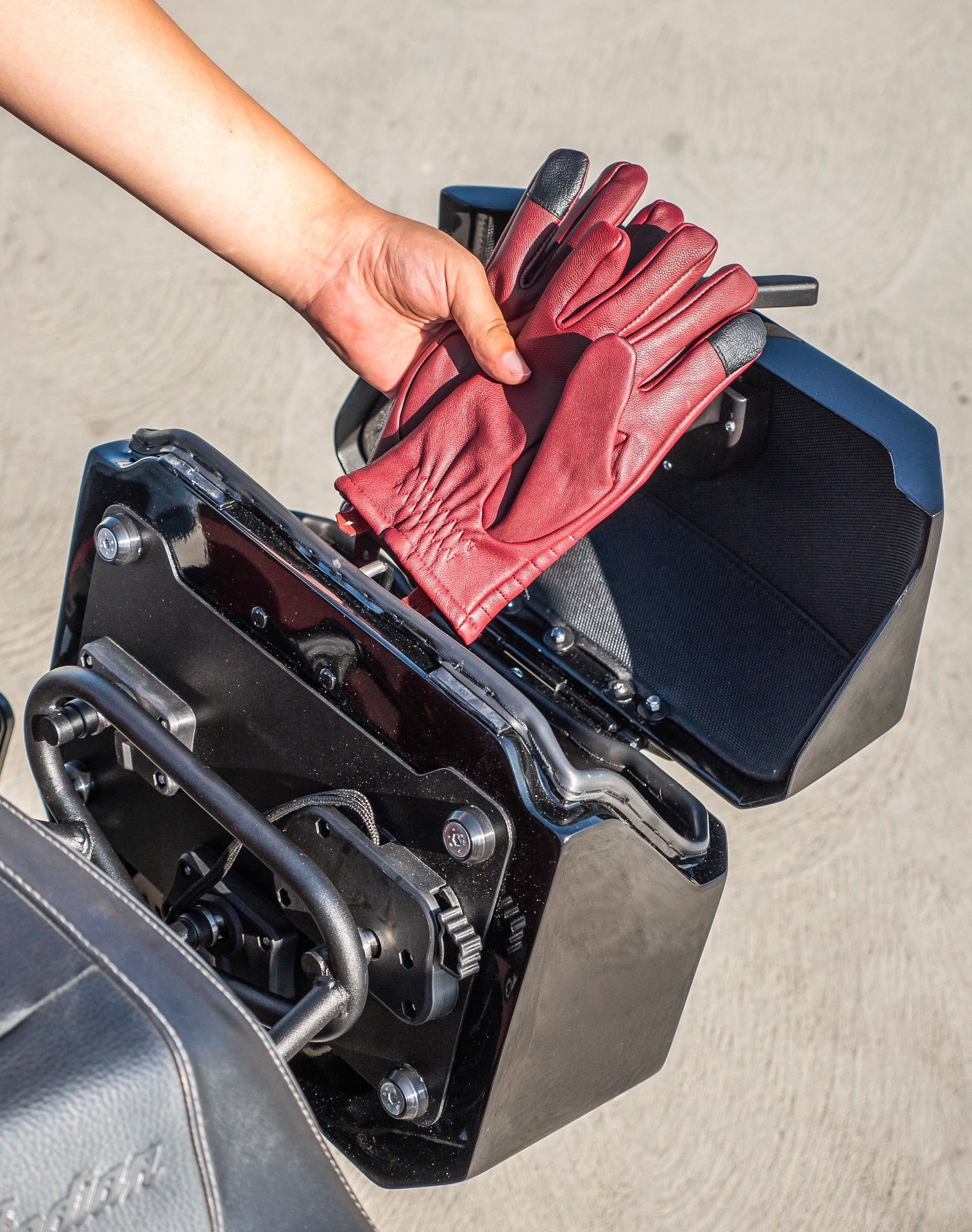 20L - Outlaw Quick-Mount Small Indian Chief Dark Horse Painted Hard Saddlebags Life style 4