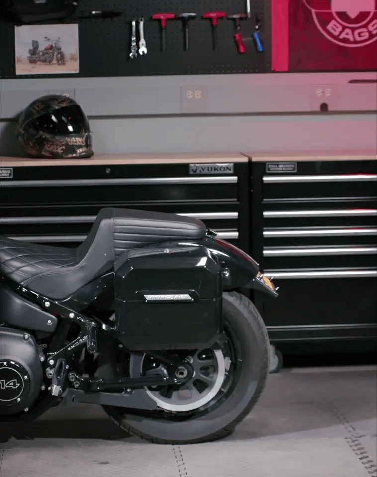 20L - Outlaw Quick-Mount Small Indian Scout Bobber Twenty Painted Hard Saddlebags GIF