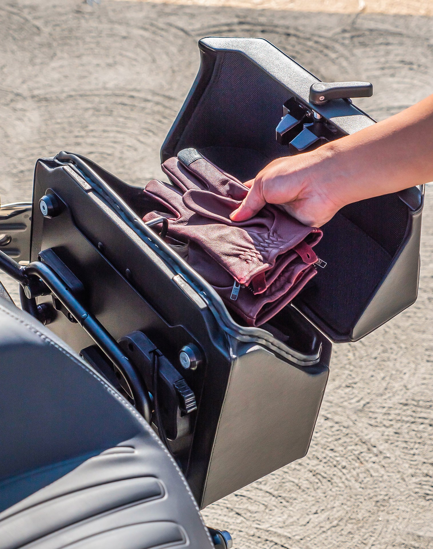 20L - Outlaw Quick-Mount Small Indian Scout Rogue Leather Wrapped Hard Saddlebags Life style 3