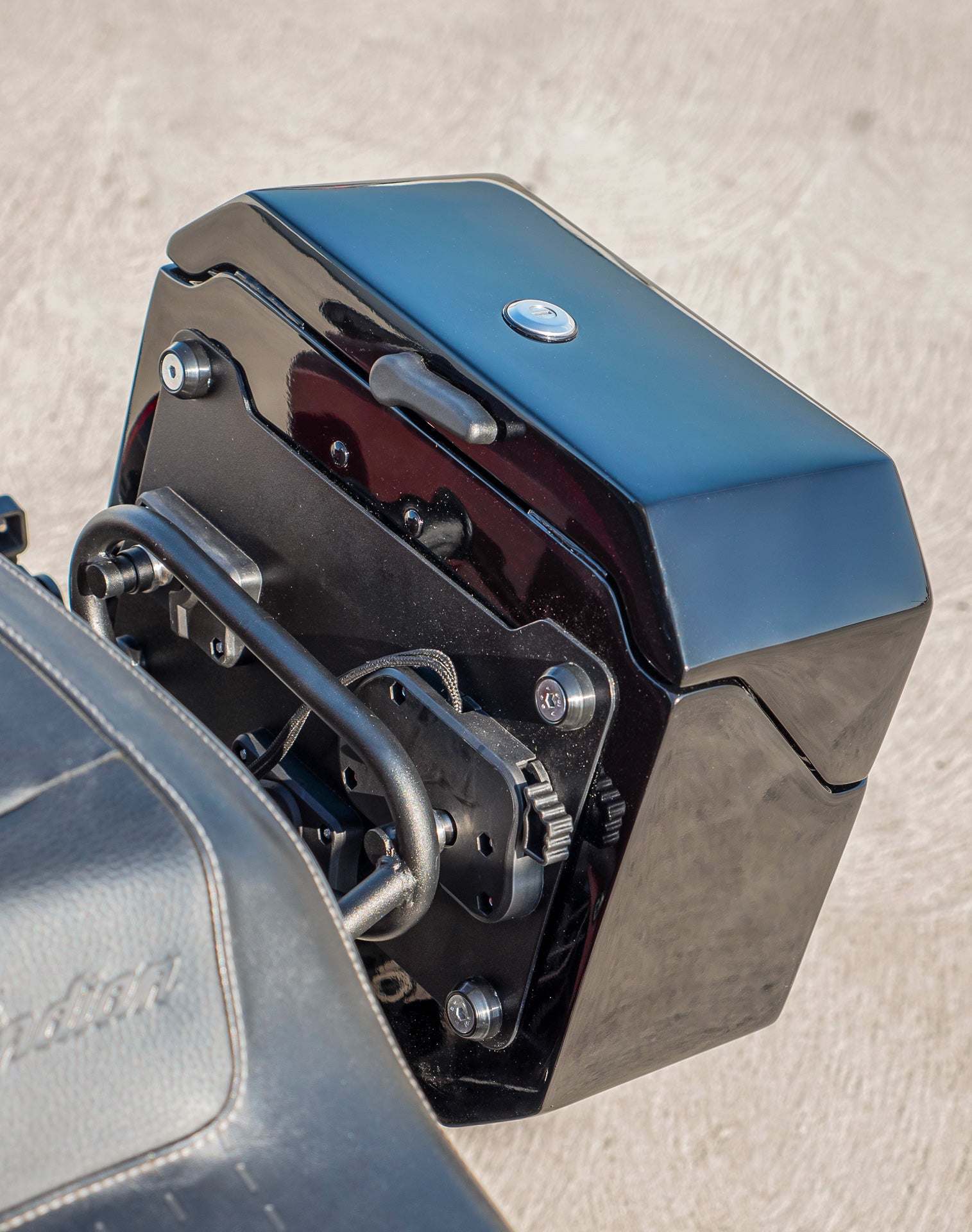 20L - Outlaw Quick-Mount Small Indian Super Chief Limited Painted Hard Saddlebags Life style 3