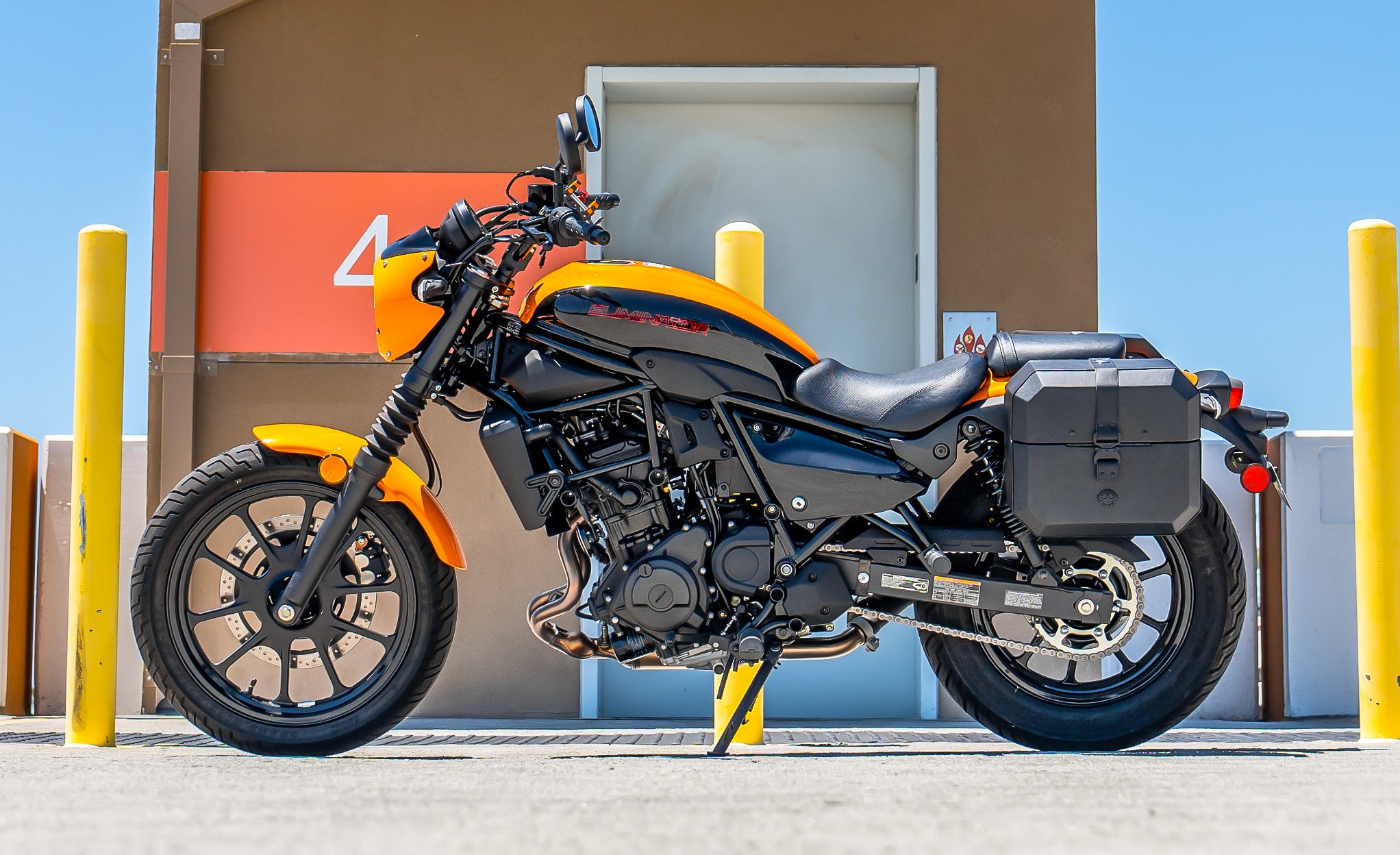 20L - Outlaw Quick-Mount Small Kawasaki Eliminator 450 Leather Wrapped Hard Saddlebags Life Style Photo @expand