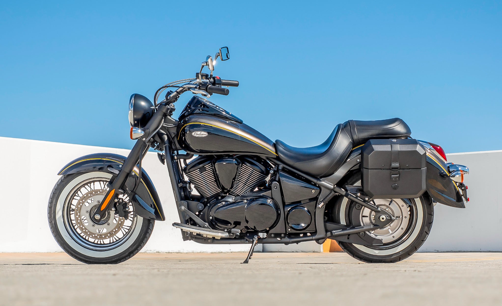 20L - Outlaw Quick-Mount Small Kawasaki Vulcan 900 Classic VN900 Leather Wrapped Hard Saddlebags Life Style Photo @expand