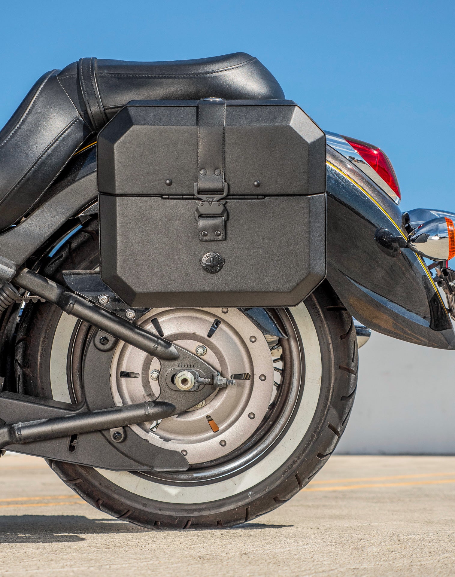 20L - Outlaw Quick-Mount Small Kawasaki Vulcan 900 Classic VN900 Leather Wrapped Hard Saddlebags Life Style 2