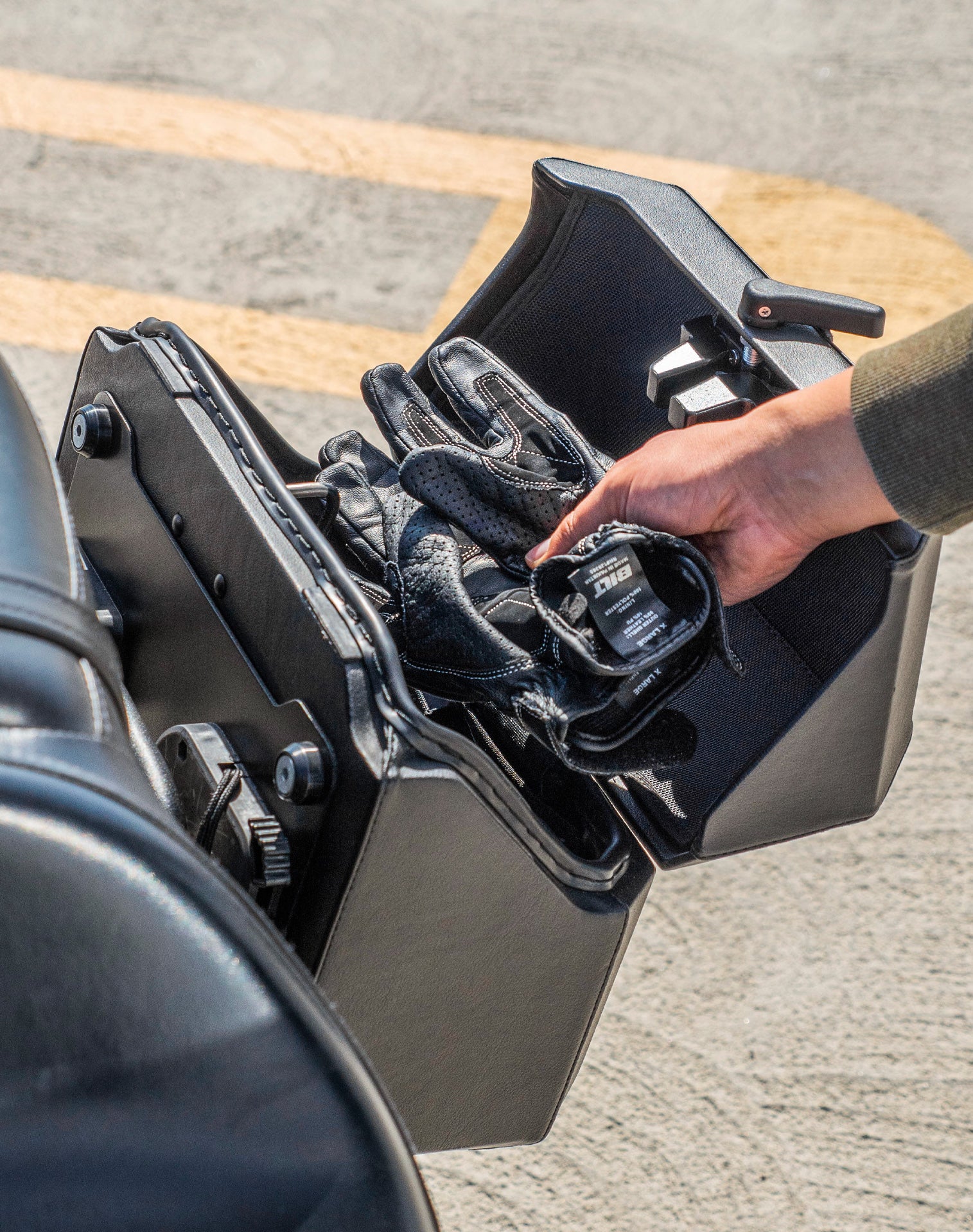 20L - Outlaw Quick-Mount Small Kawasaki Vulcan 900 Classic VN900 Leather Wrapped Hard Saddlebags Life Style 4