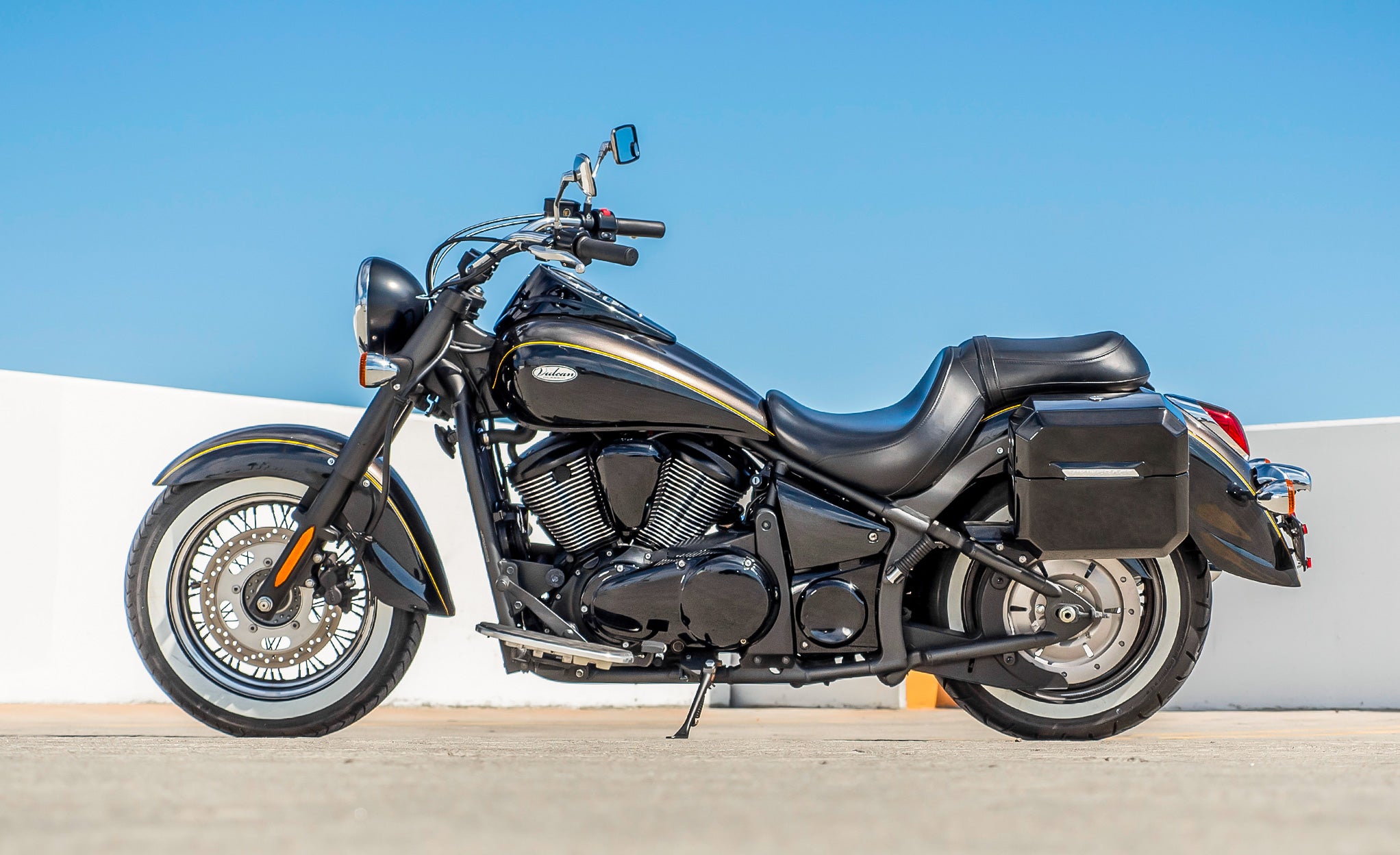 20L - Outlaw Quick-Mount Small Kawasaki Vulcan 900 Classic VN900 Painted Hard Saddlebags Life Style Photo @expand