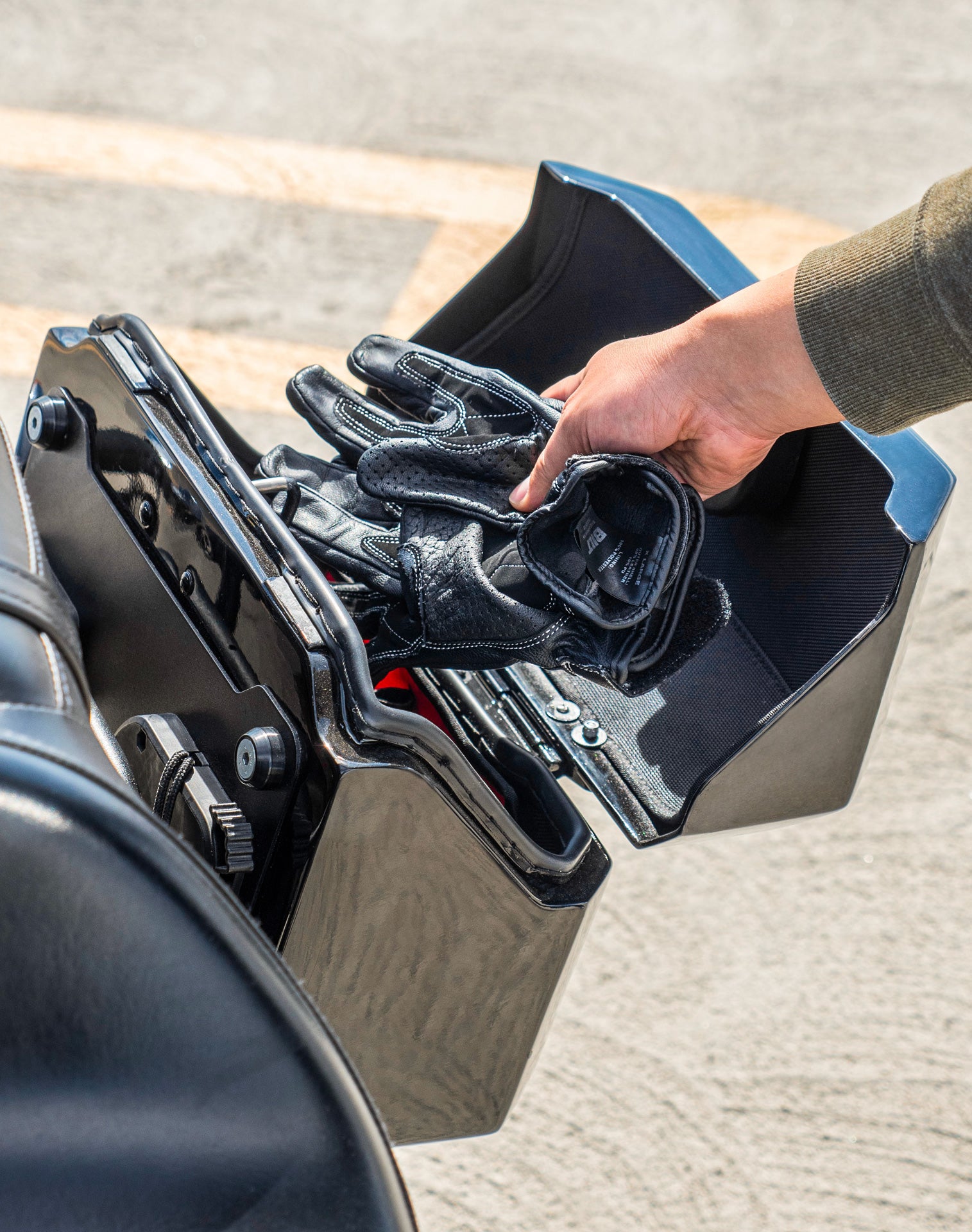 20L - Outlaw Quick-Mount Small Kawasaki Vulcan 900 Classic VN900 Painted Hard Saddlebags Life style 4