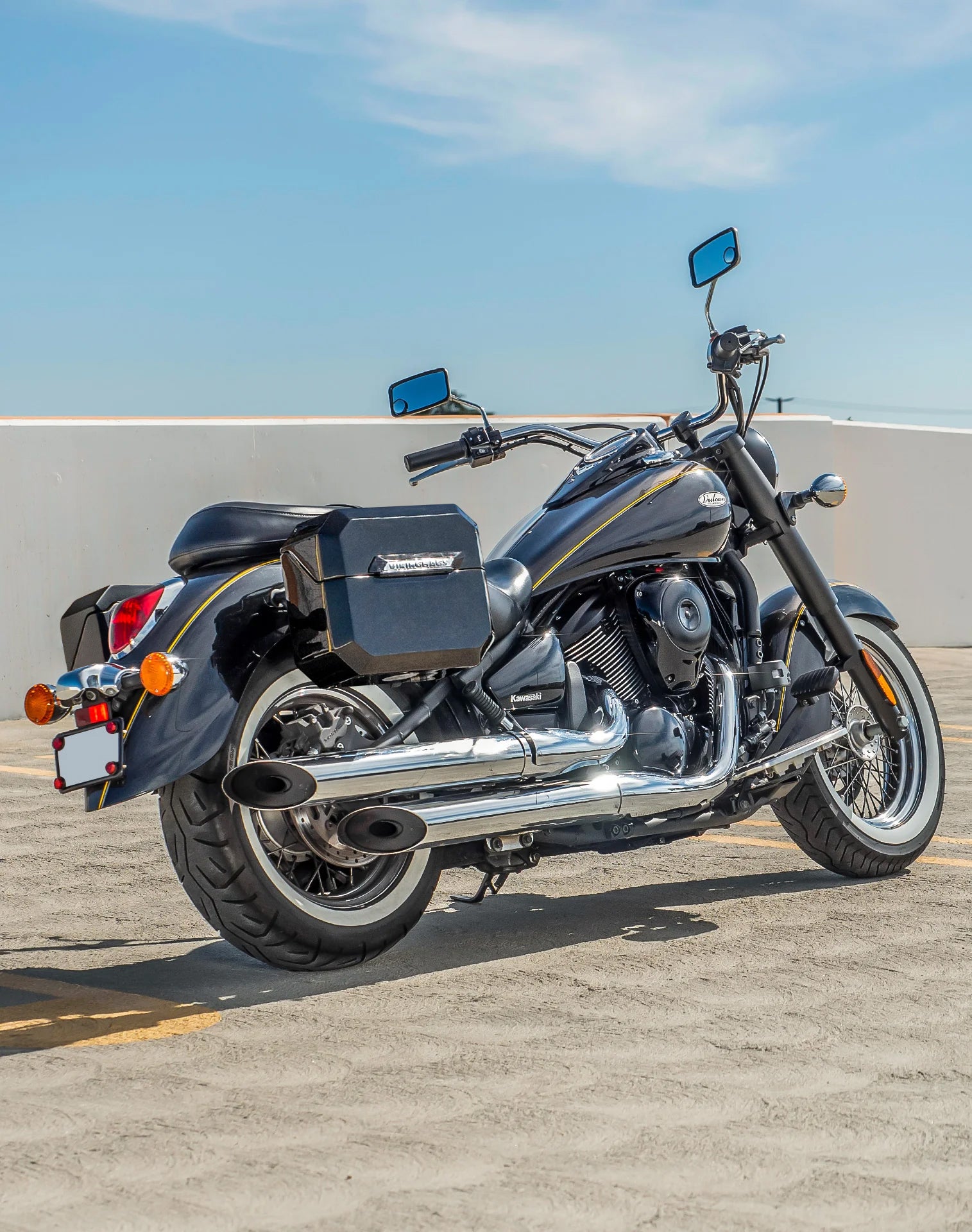 20L - Outlaw Quick-Mount Small Kawasaki Vulcan 900 Classic VN900 Painted Hard Saddlebags Life style 1