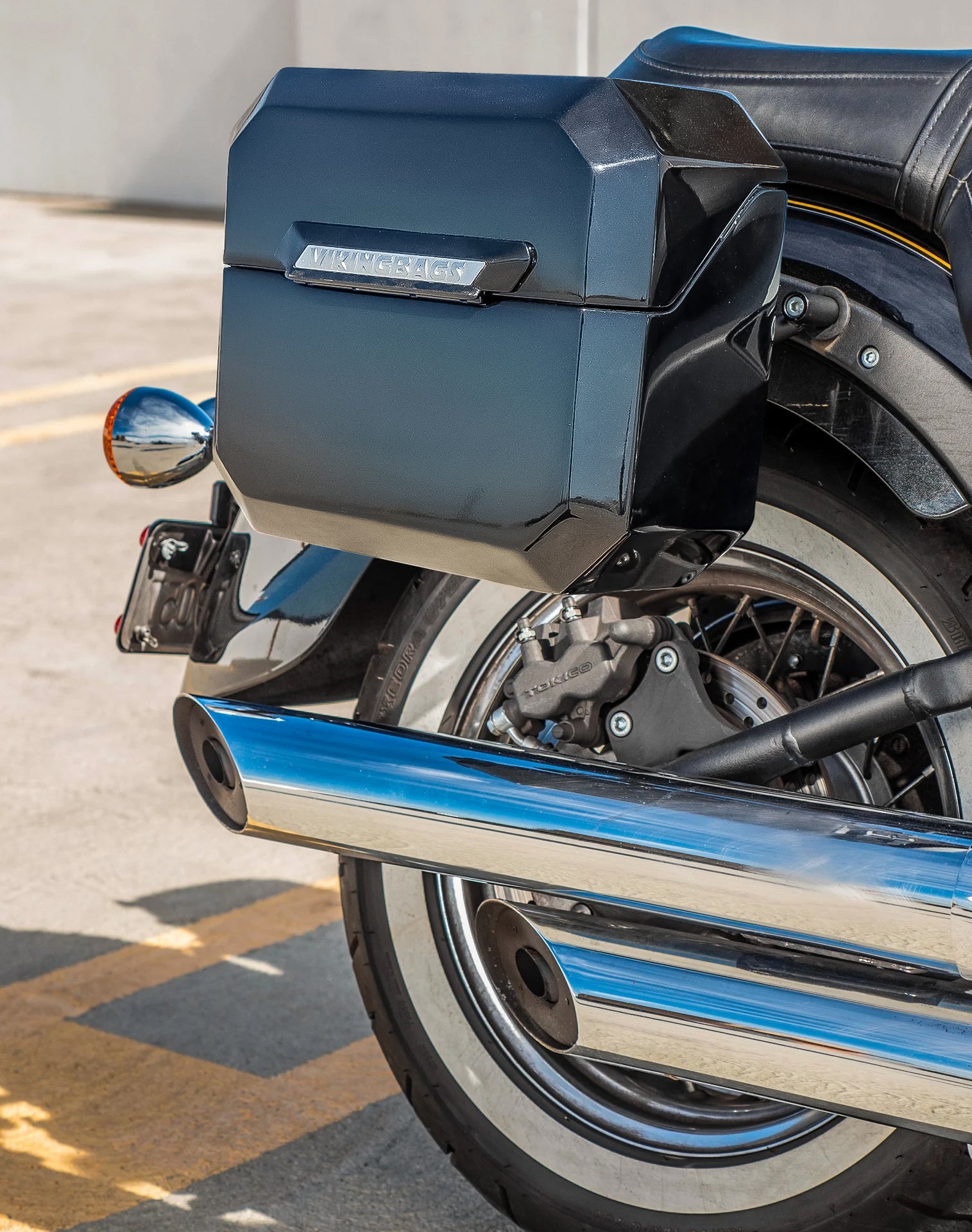 20L - Outlaw Quick-Mount Small Kawasaki Vulcan 900 Classic VN900 Painted Hard Saddlebags Life style 3