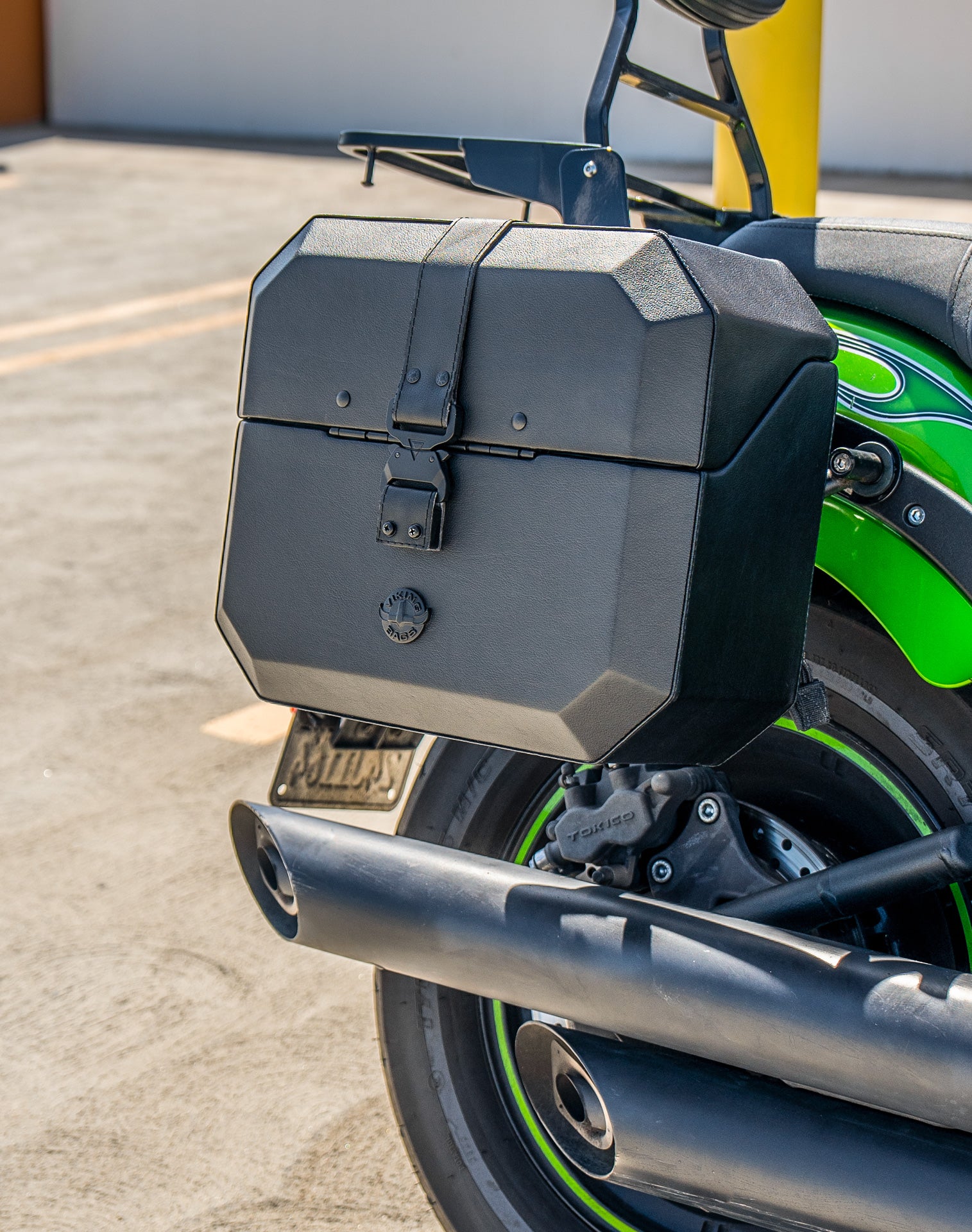 20L - Outlaw Quick-Mount Small Kawasaki Vulcan 900 Custom Leather Wrapped Hard Saddlebags Life Style 3