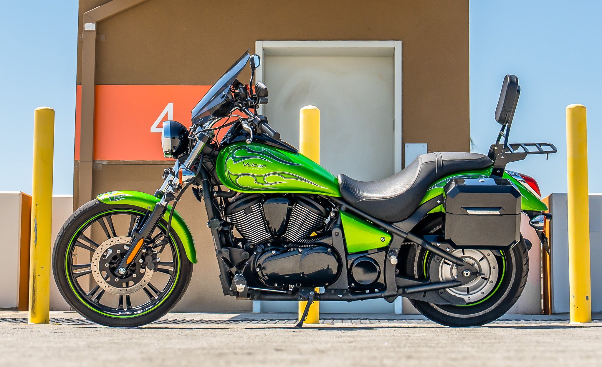 20L - Outlaw Quick-Mount Small Kawasaki Vulcan 900 Custom Painted Hard Saddlebags Life Style Photo @expand