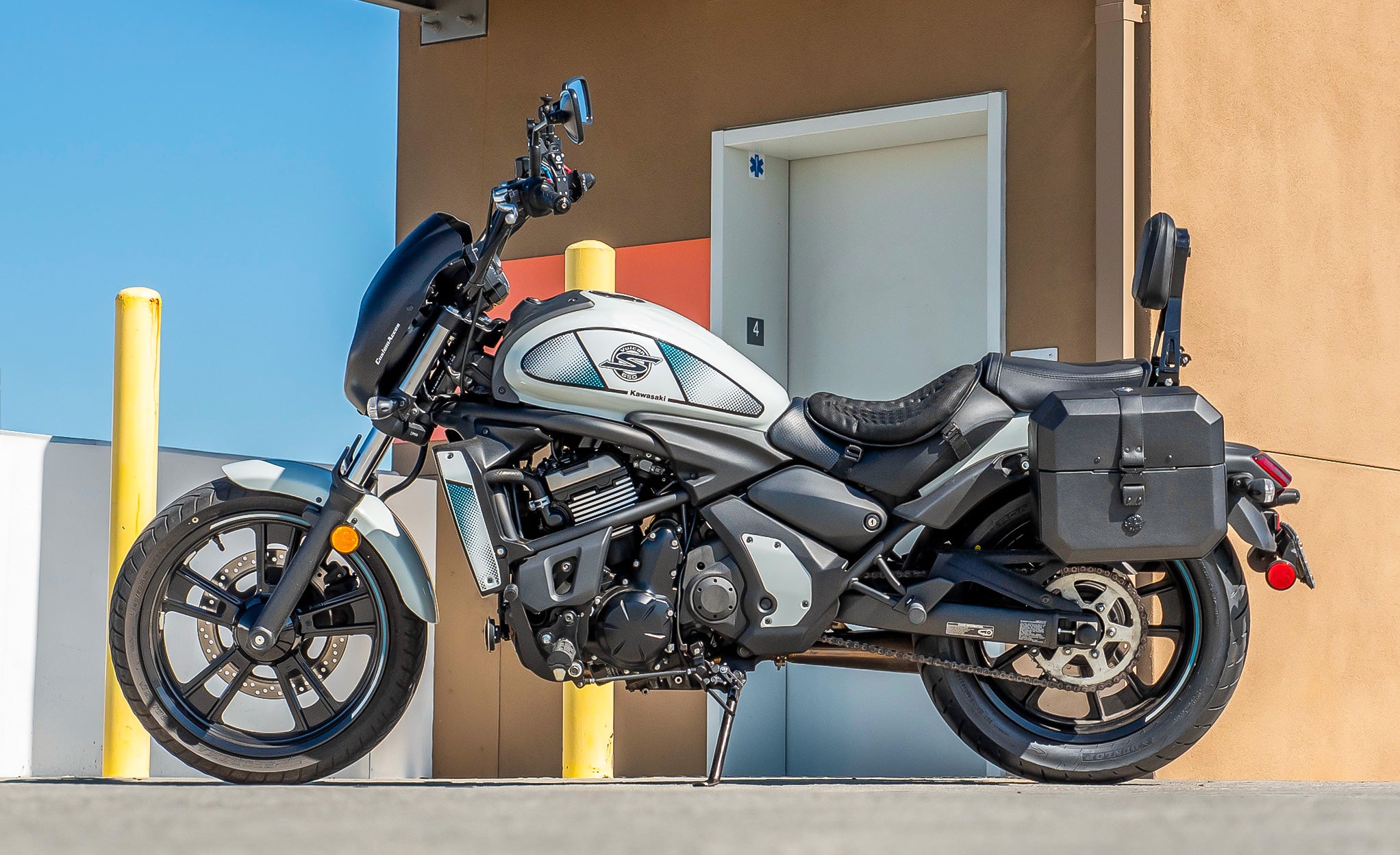 20L - Outlaw Quick-Mount Small Kawasaki Vulcan S Leather Wrapped Hard Saddlebags Life Style Photo @expand