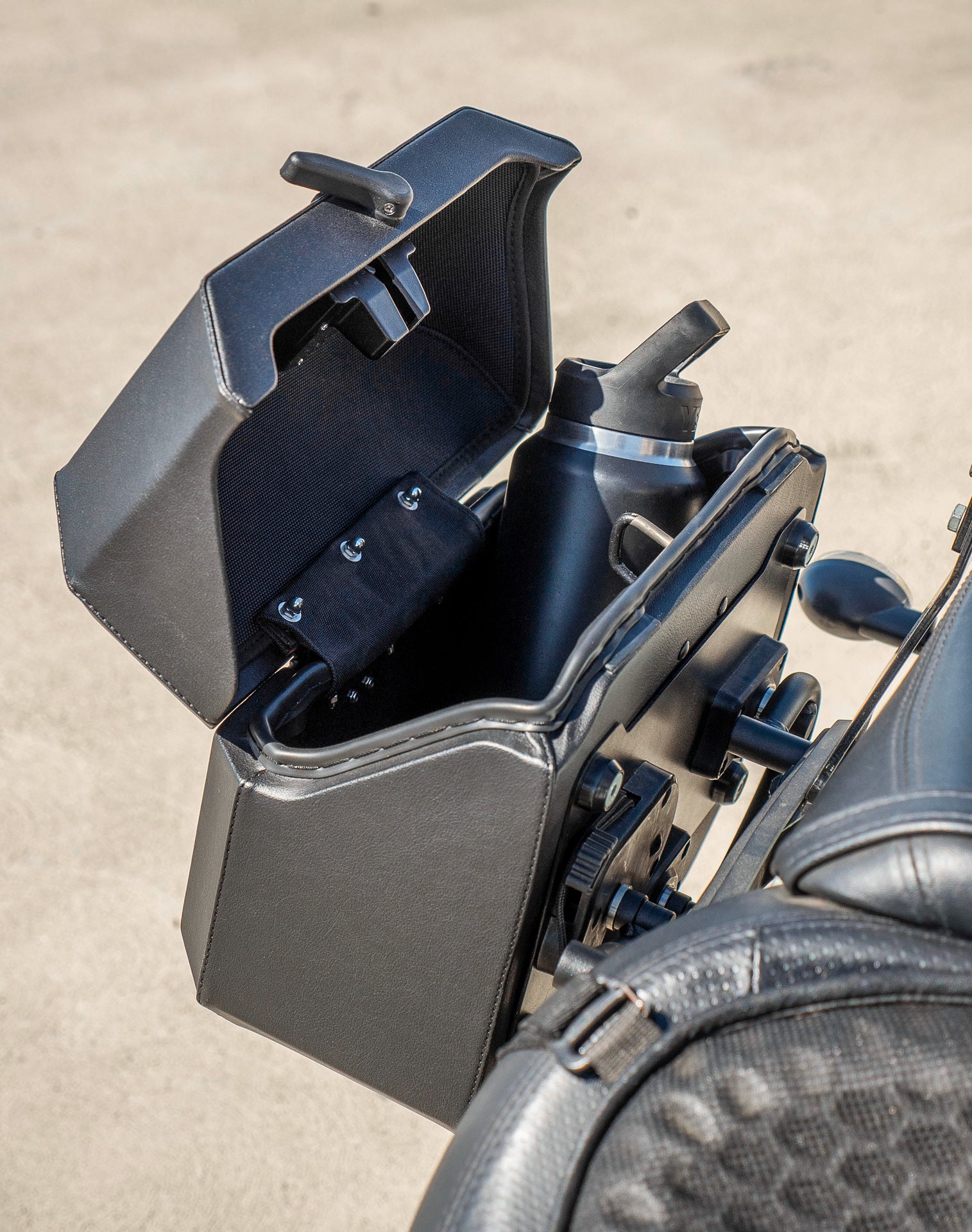 20L - Outlaw Quick-Mount Small Kawasaki Vulcan S Leather Wrapped Hard Saddlebags Life style 4