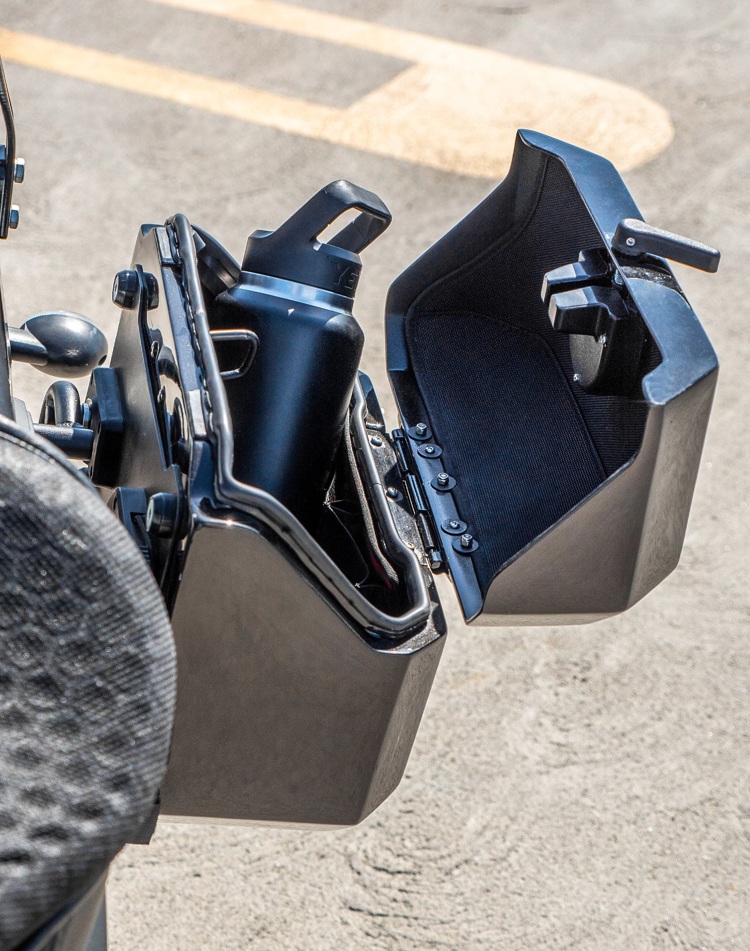 20L - Outlaw Quick-Mount Small Kawasaki Vulcan S Painted Hard Saddlebags Life style 3