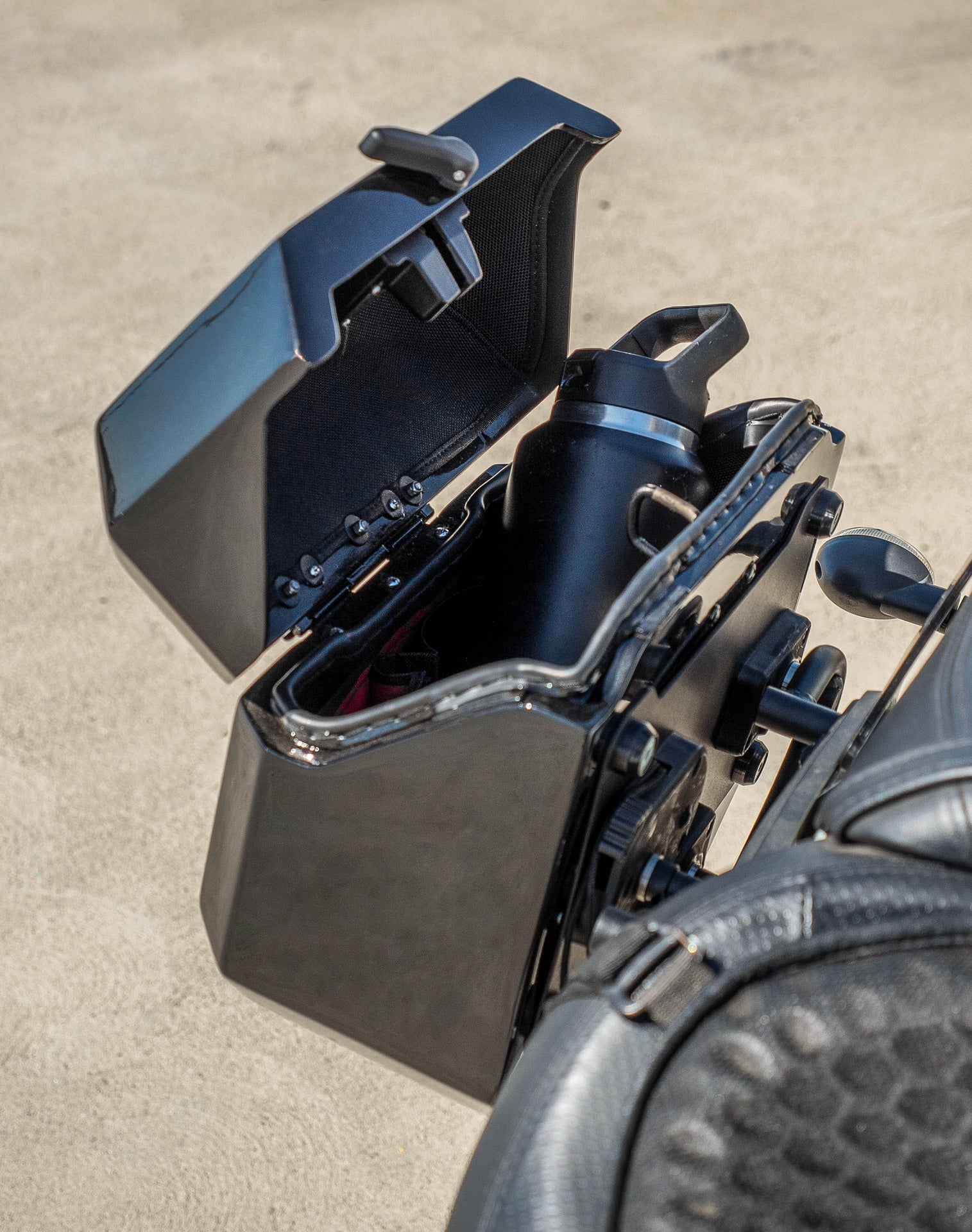 20L - Outlaw Quick-Mount Small Kawasaki Vulcan S Painted Hard Saddlebags Life style 4