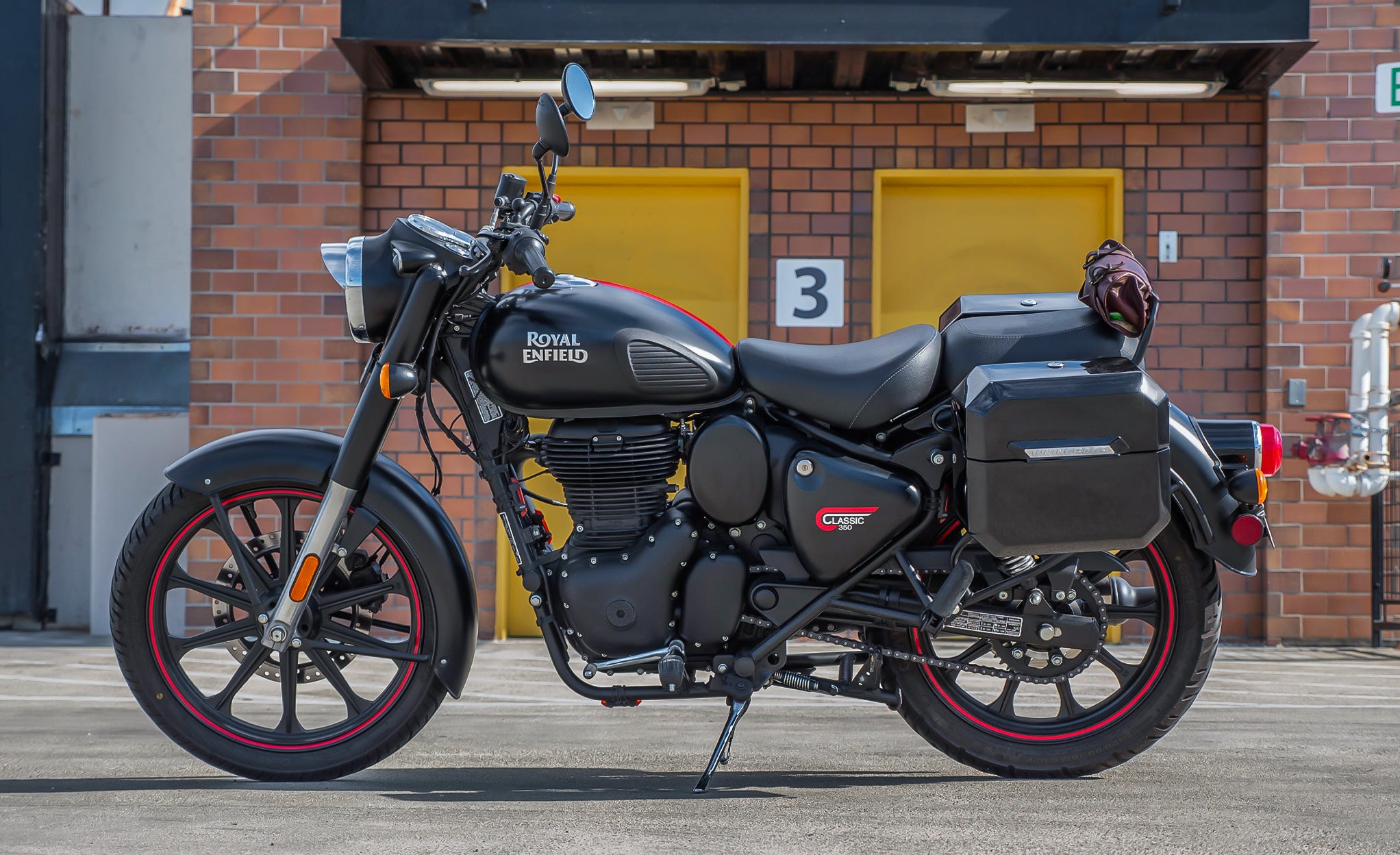 20L - Outlaw Quick-Mount Small Royal Enfield Classic 350 Painted Hard Saddlebags Life Style Photo @expand