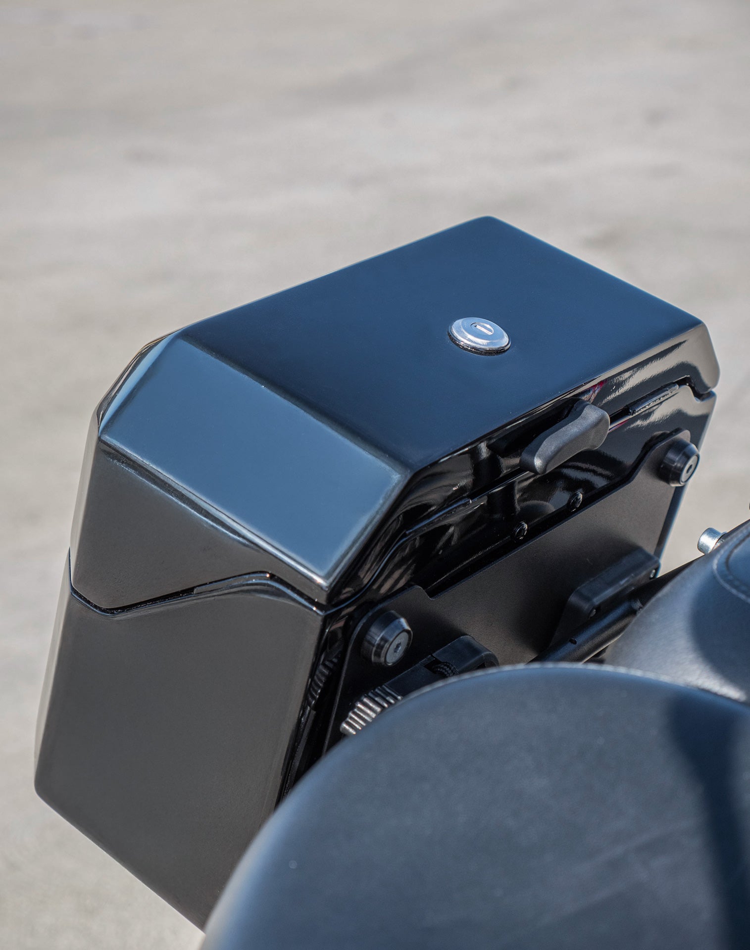 20L - Outlaw Quick-Mount Small Royal Enfield Classic 350 Painted Hard Saddlebags Life style 3