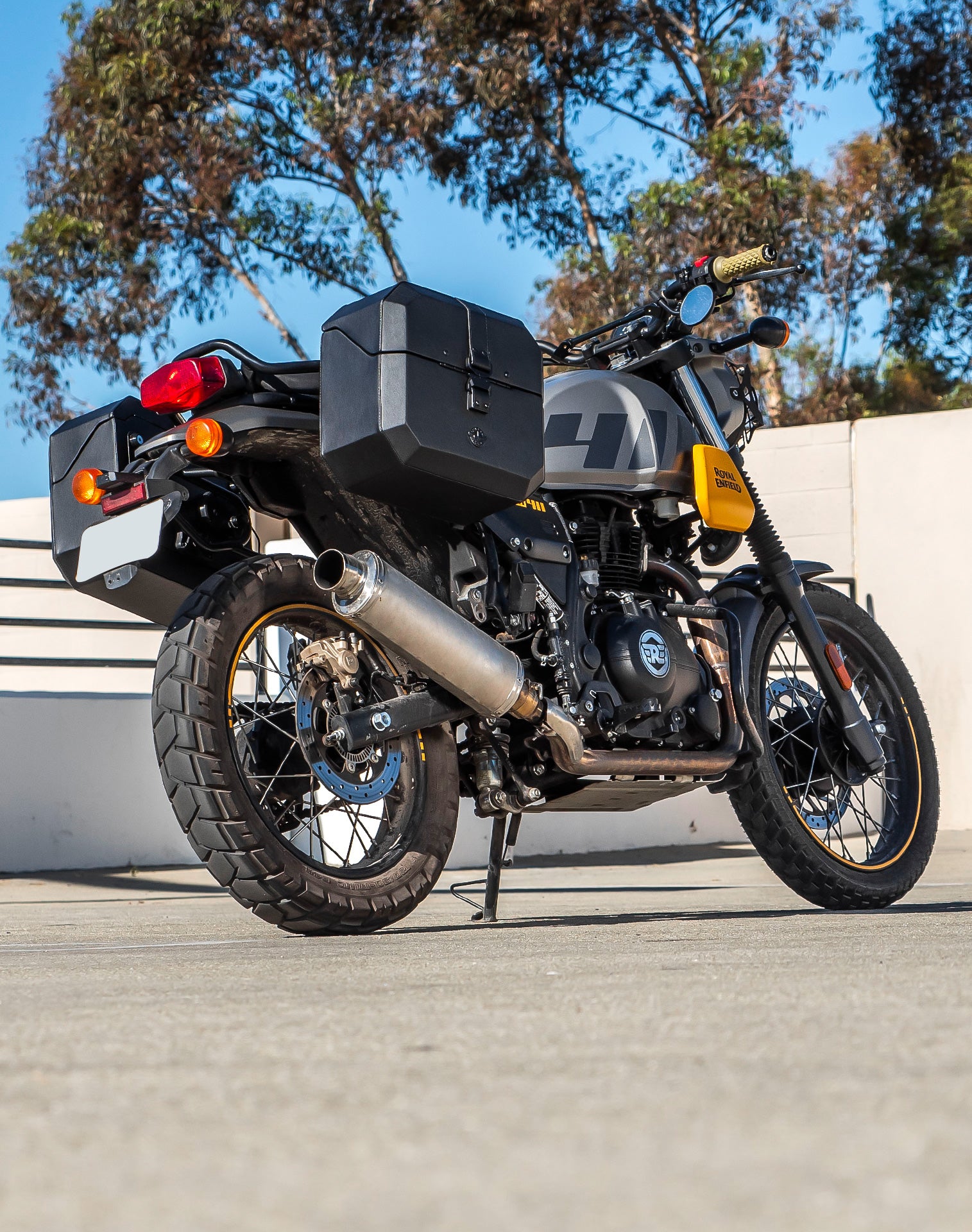 20L - Outlaw Quick-Mount Small Royal Enfield Scram 411 Leather Wrapped Hard Saddlebags Life style 1