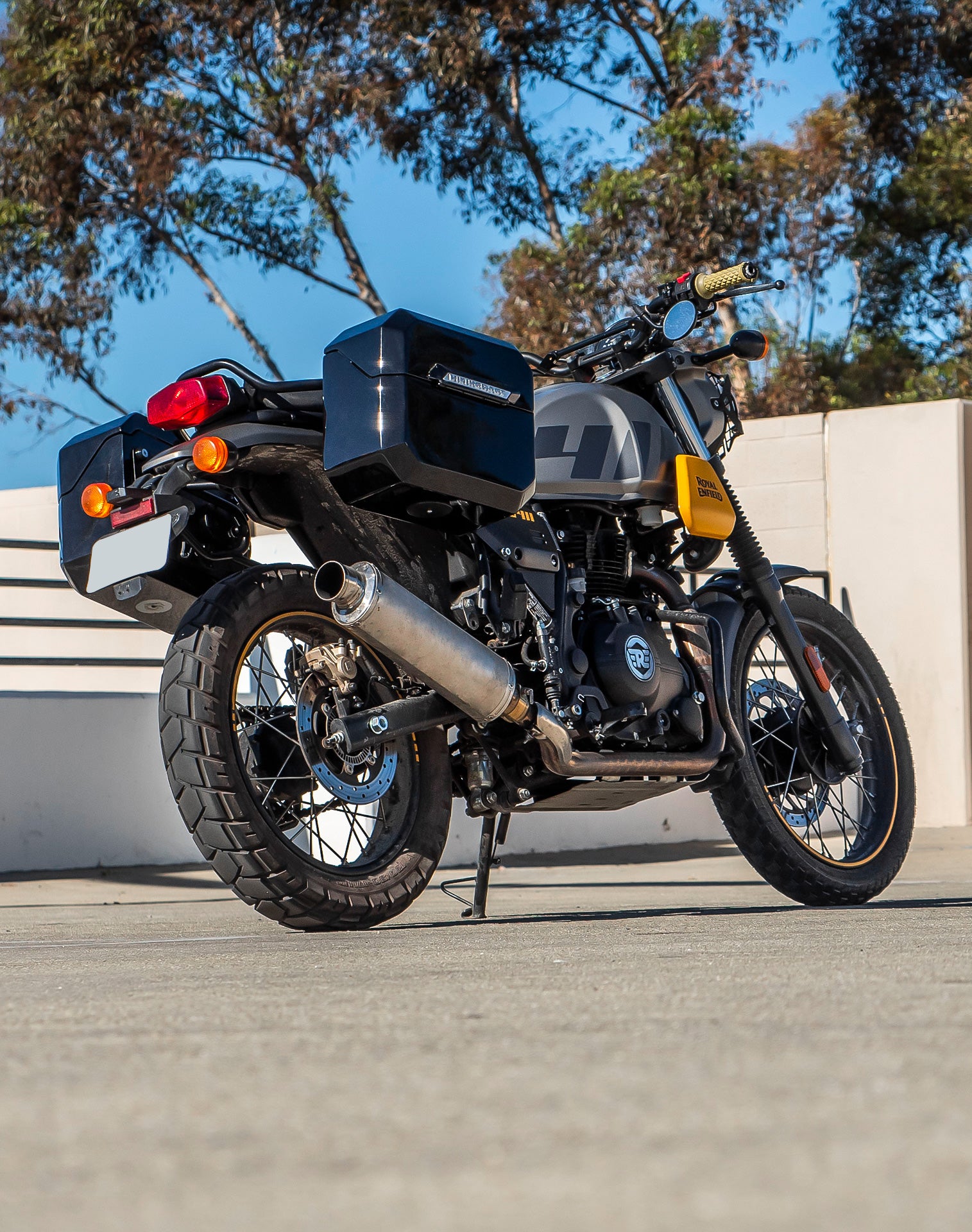 20L - Outlaw Quick-Mount Small Royal Enfield Scram 411 Painted Hard Saddlebags Life style 1