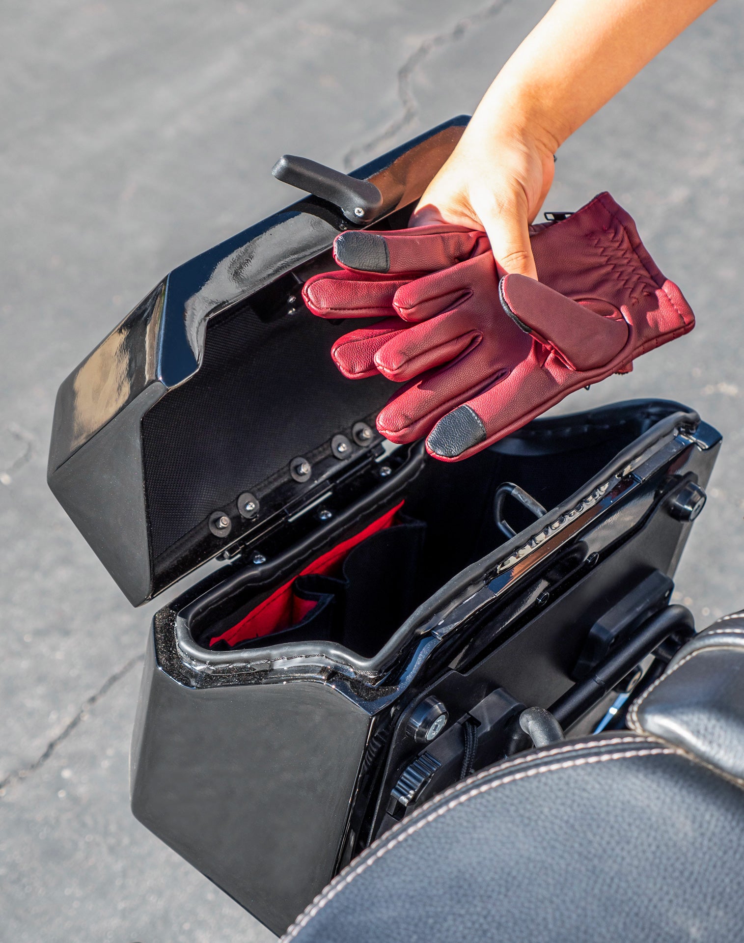 20L - Outlaw Quick-Mount Small Royal Enfield Super Meteor 650 Painted Hard Saddlebags Life style 4