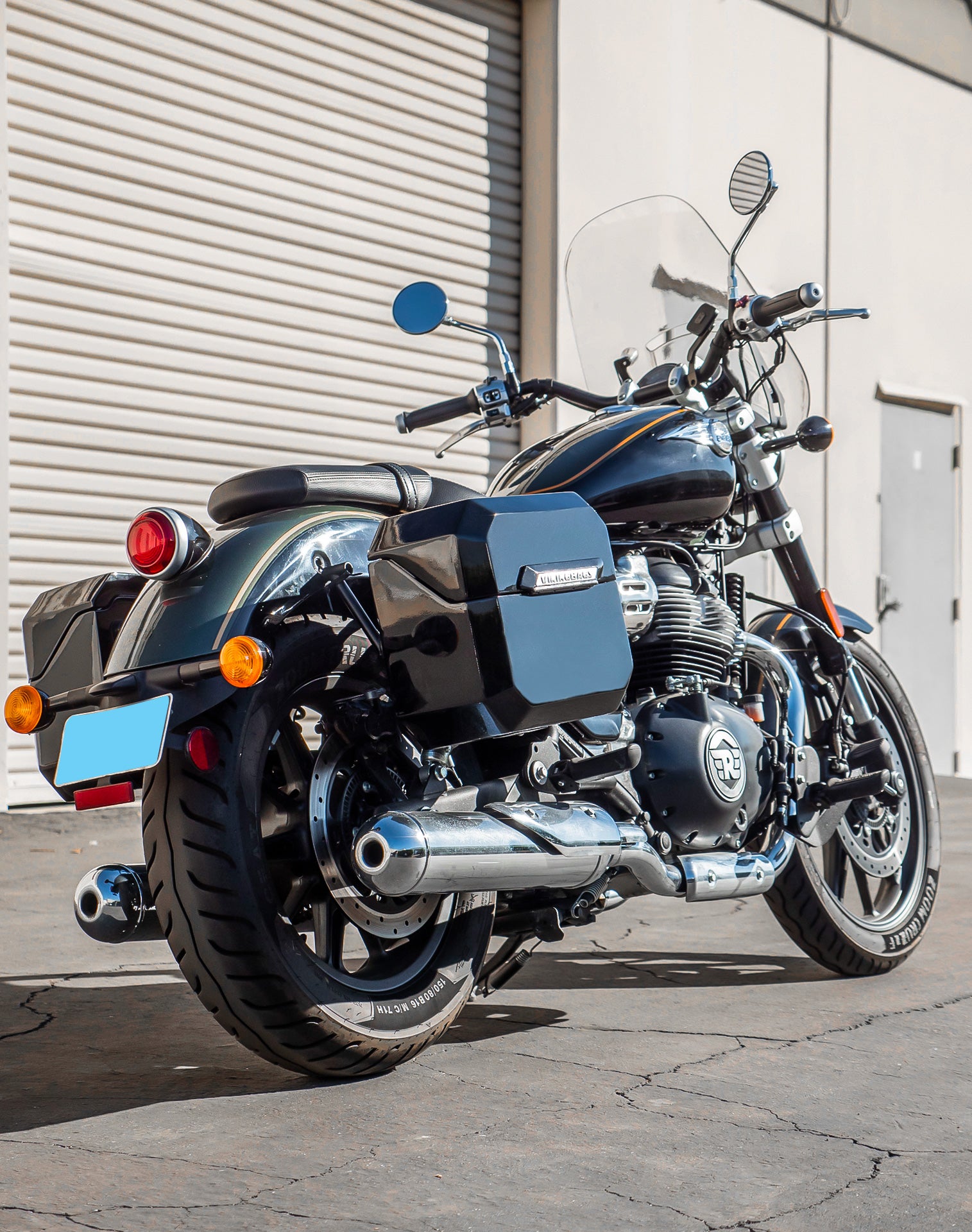 20L - Outlaw Quick-Mount Small Royal Enfield Super Meteor 650 Painted Hard Saddlebags Life style 1