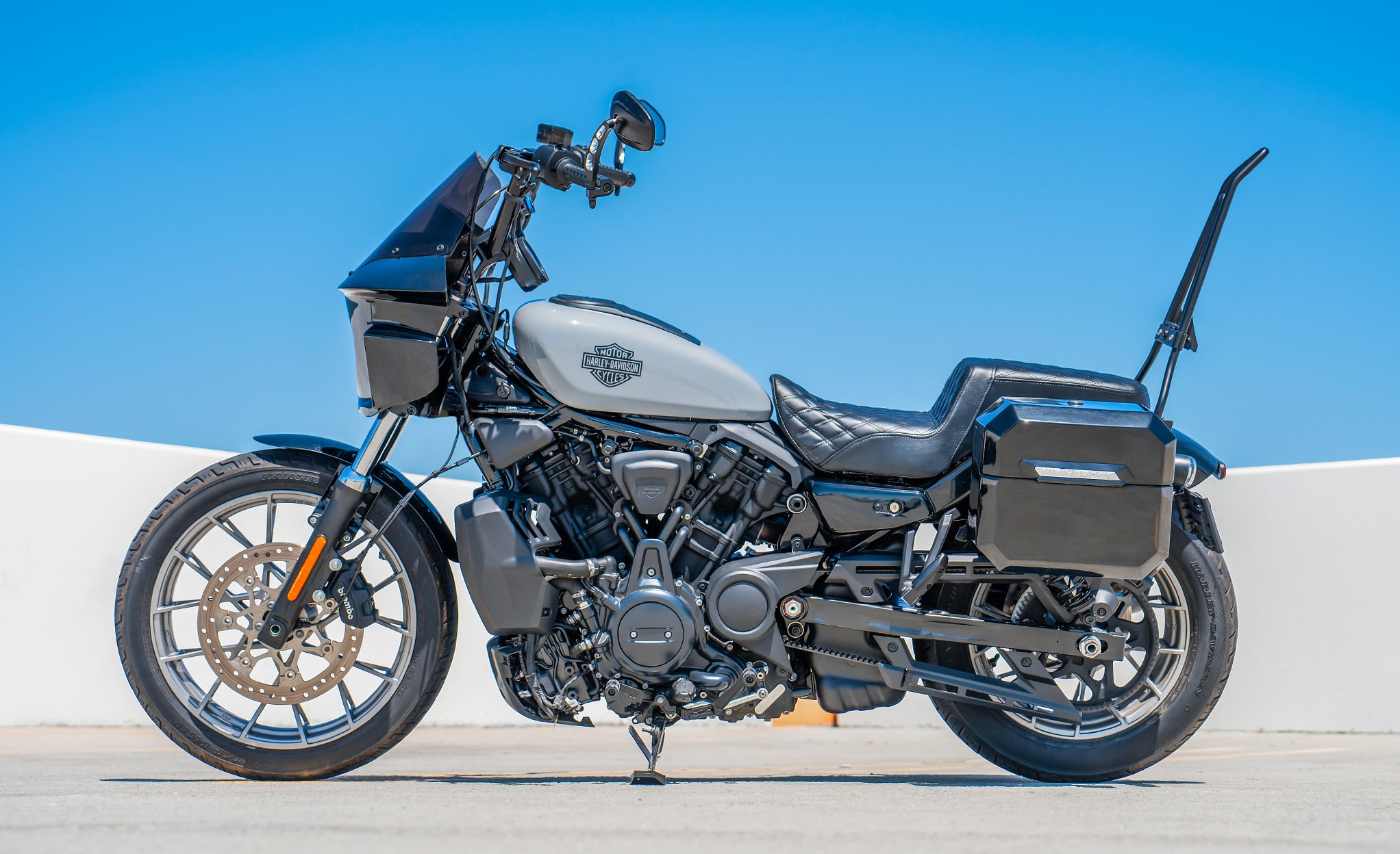 20L - Outlaw Quick-Mount Small Harley Nightster RH975/S Painted Saddlebags Lifestyle @expand
