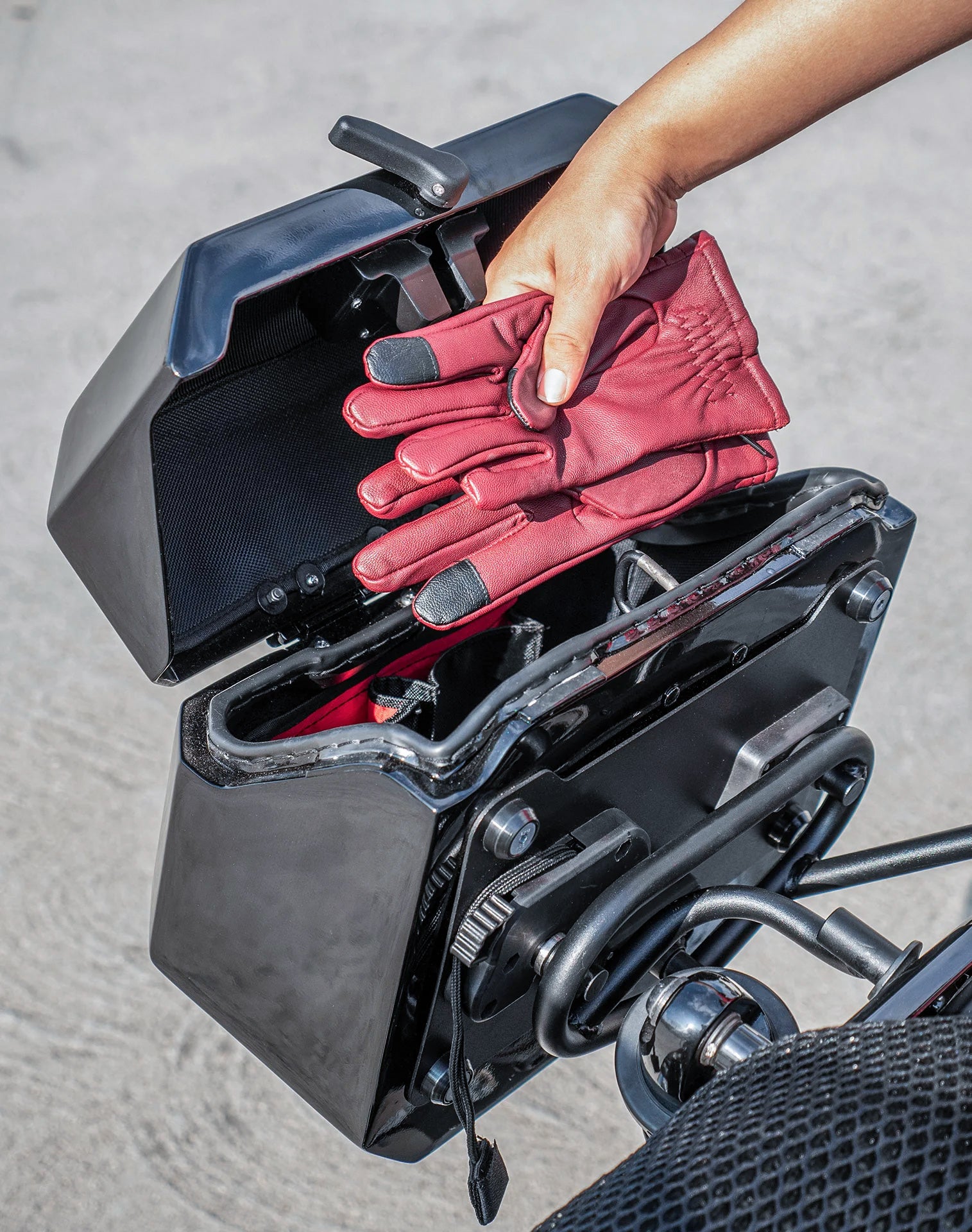 20L - Outlaw Quick-Mount Small Harley Nightster RH975/S Painted Saddlebags Lifestyle