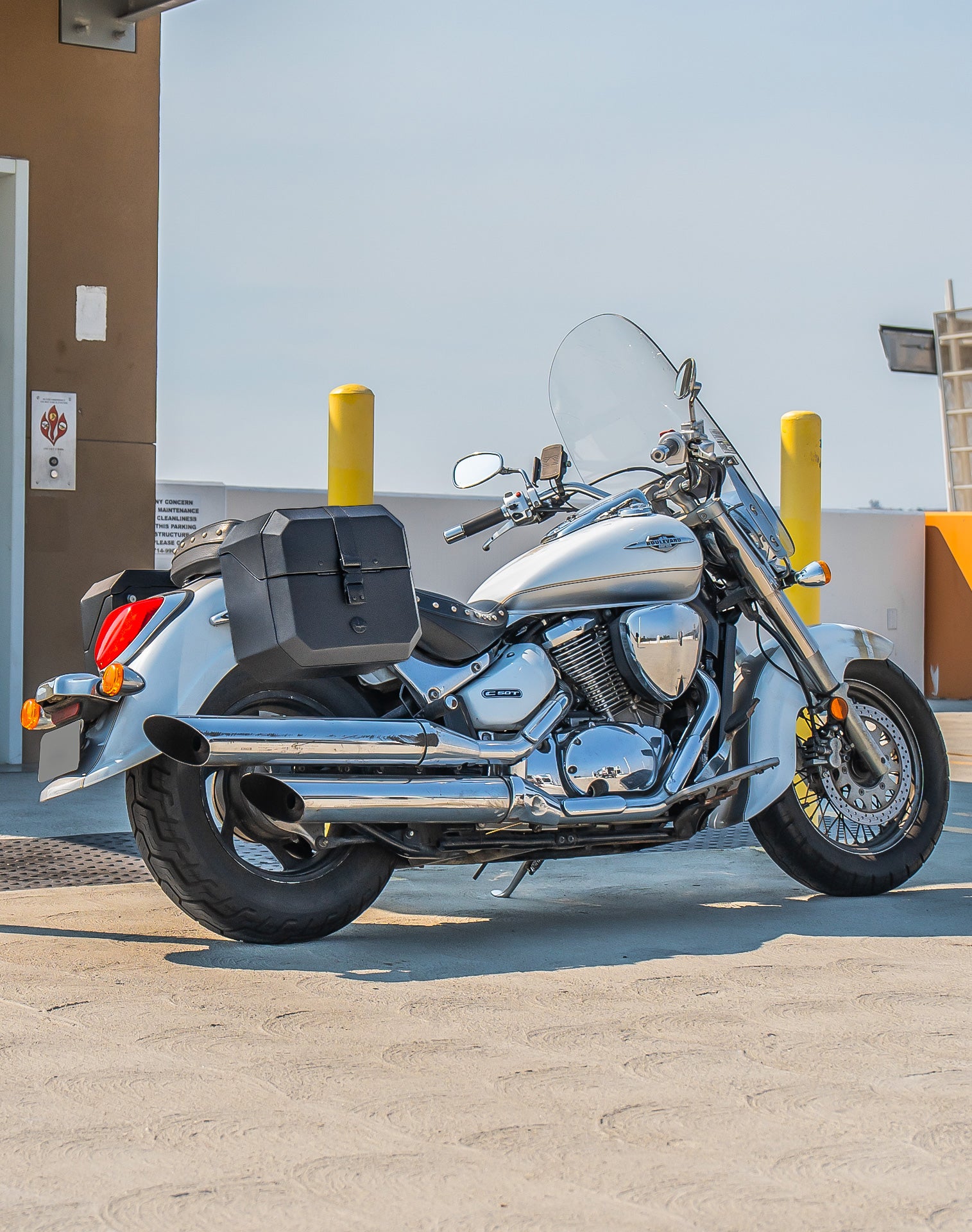 20L - Outlaw Quick-Mount Small Suzuki Boulevard C50 VL800 Leather Wrapped Hard Saddlebags Life Style 1