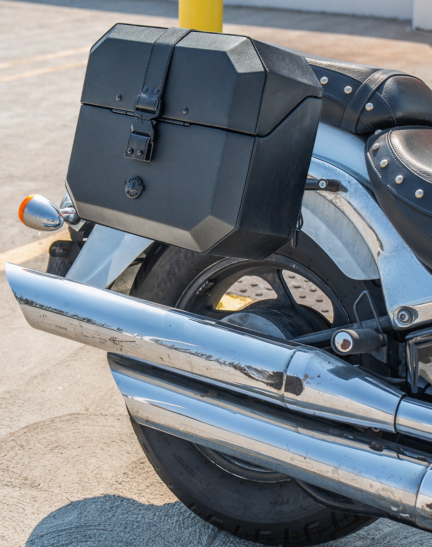 20L - Outlaw Quick-Mount Small Suzuki Boulevard C50 VL800 Leather Wrapped Hard Saddlebags Life Style 3