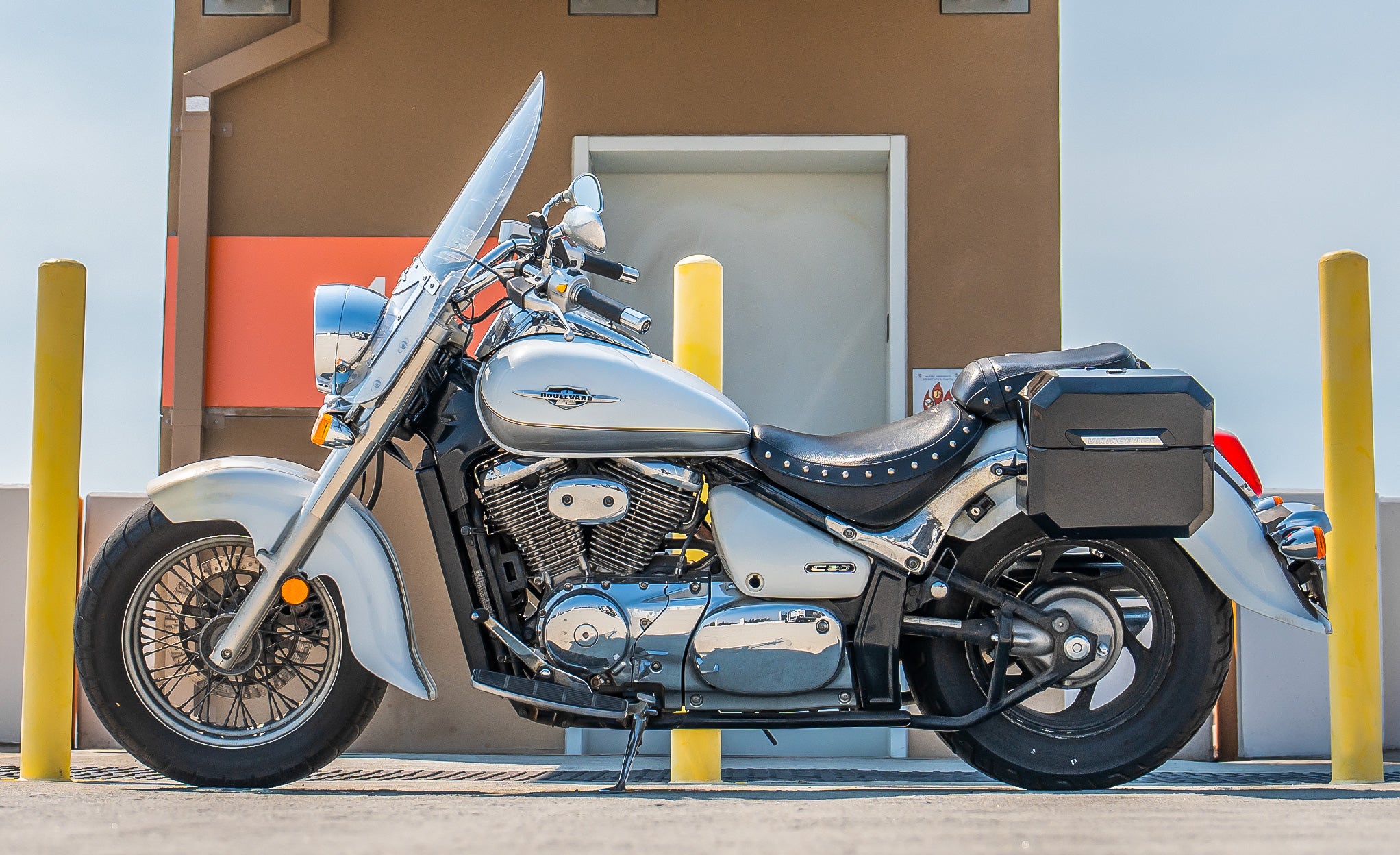 20L - Outlaw Quick-Mount Small Suzuki Boulevard C50 VL800 Painted Hard Saddlebags Life Style Photo @expand