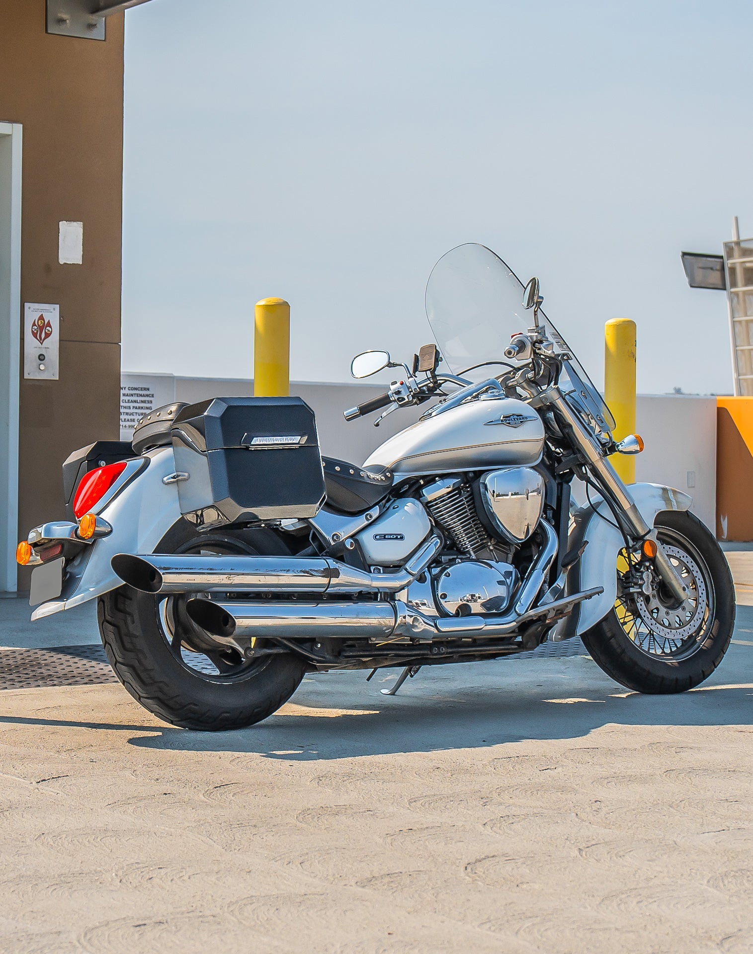 20L - Outlaw Quick-Mount Small Suzuki Boulevard C50 VL800 Painted Hard Saddlebags Life style 1