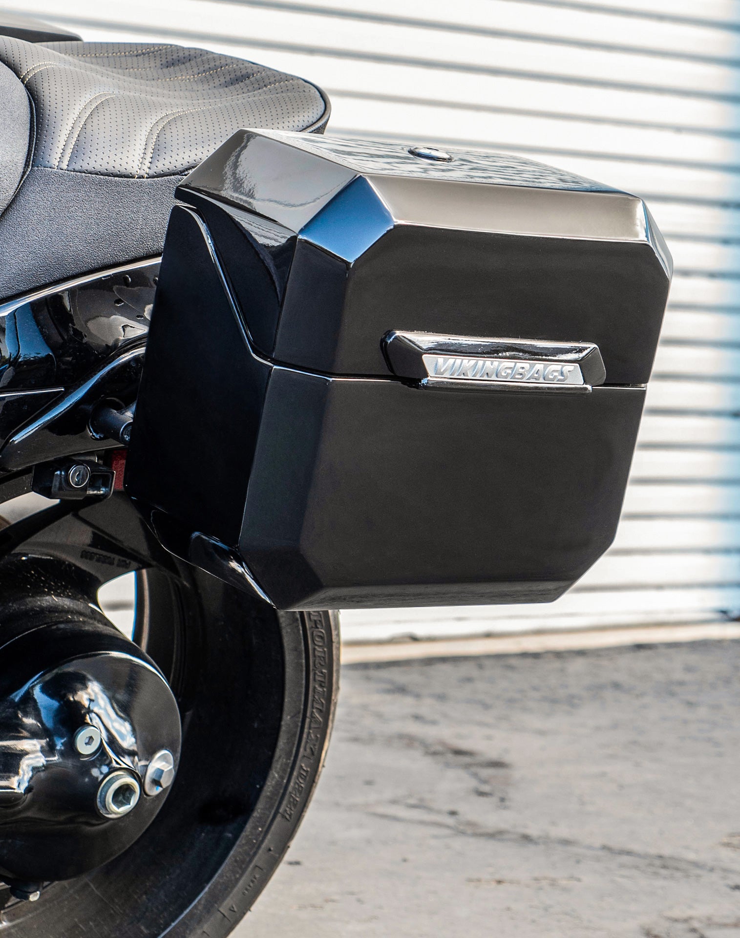 20L - Outlaw Quick-Mount Small Suzuki Boulevard M109 VZR1800 Painted Hard Saddlebags Life style 2