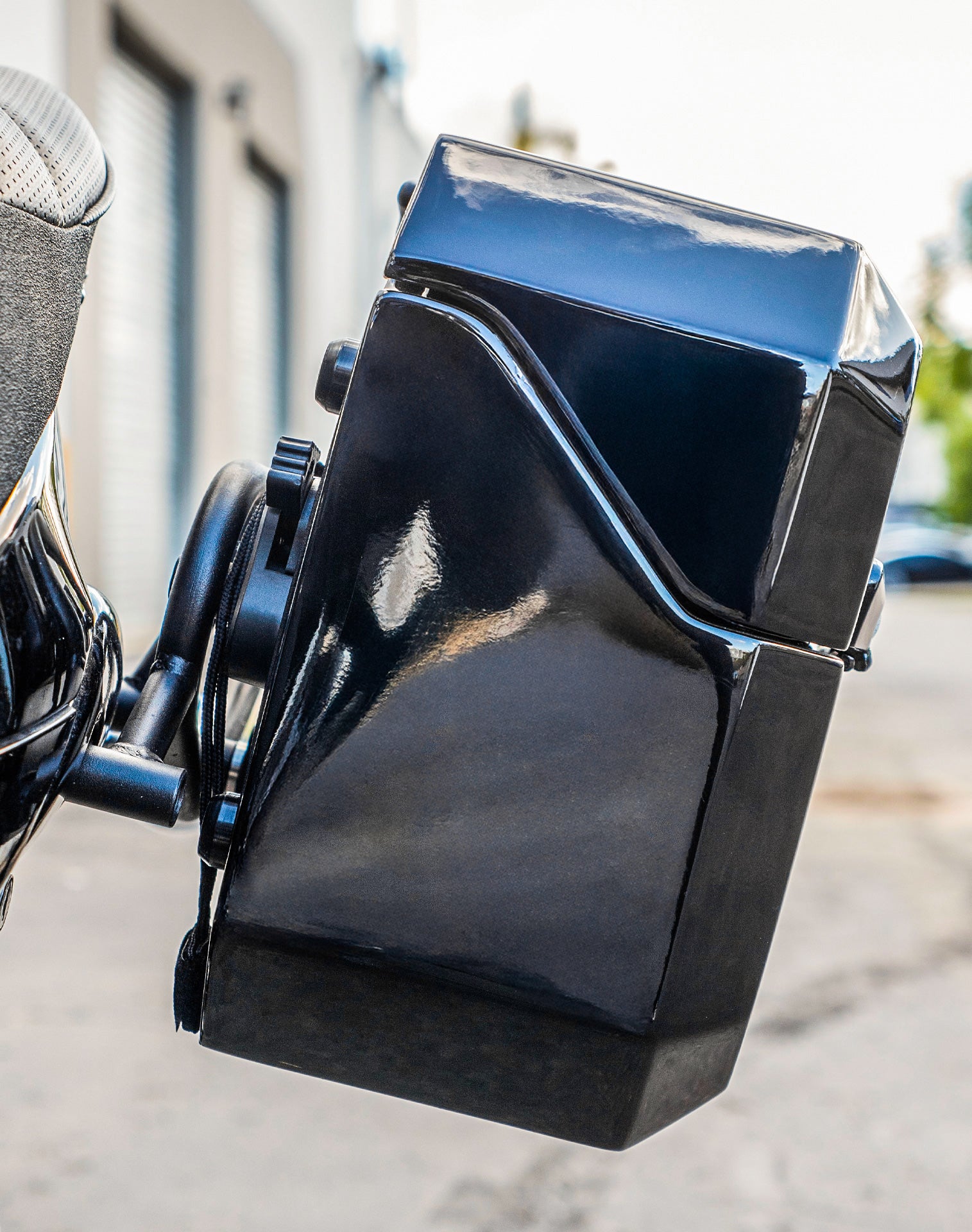 20L - Outlaw Quick-Mount Small Suzuki Boulevard M109 VZR1800 Painted Hard Saddlebags Life style 3