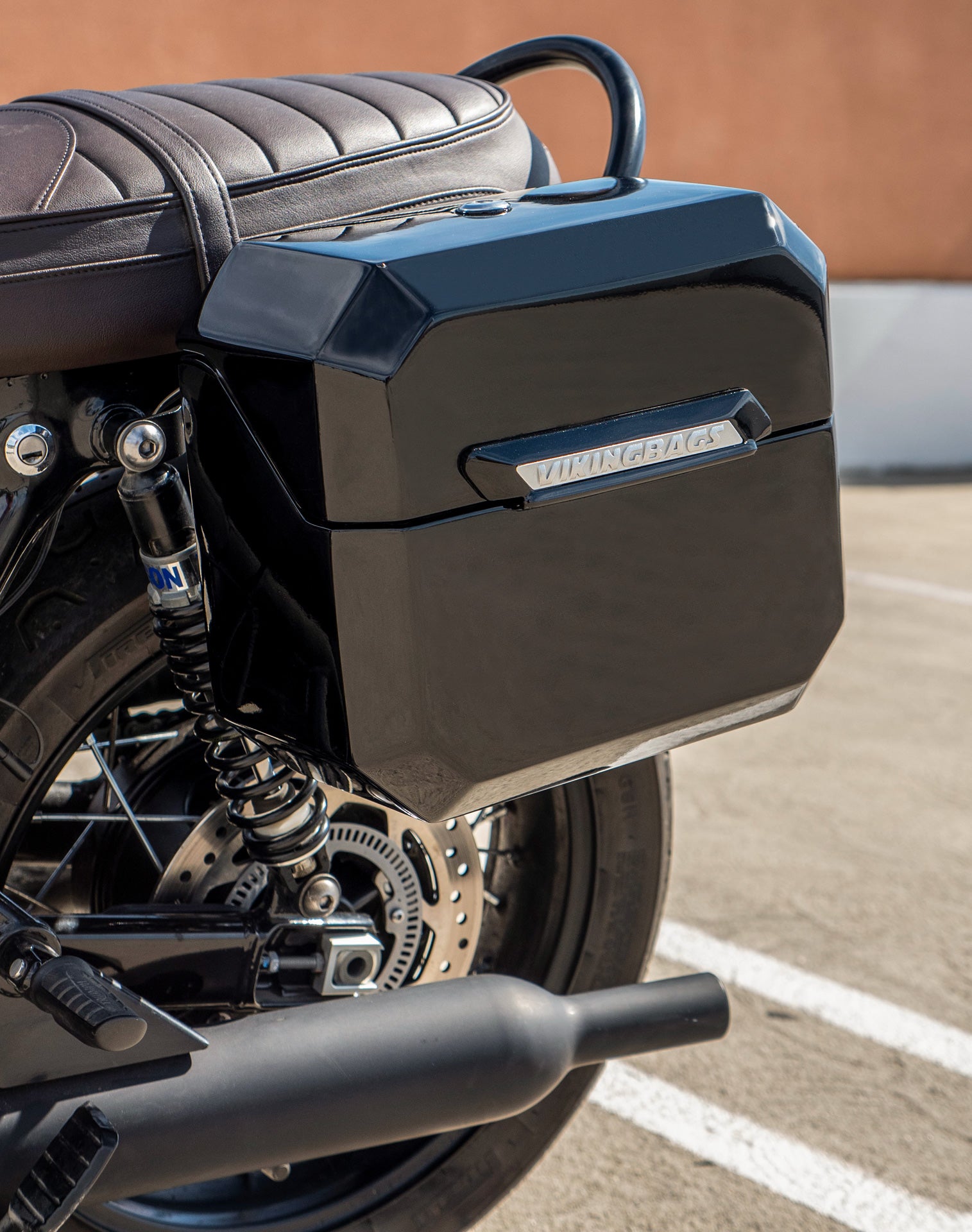 20L - Outlaw Quick-Mount Small Triumph Bonneville T100 Painted Hard Saddlebags Life style 2