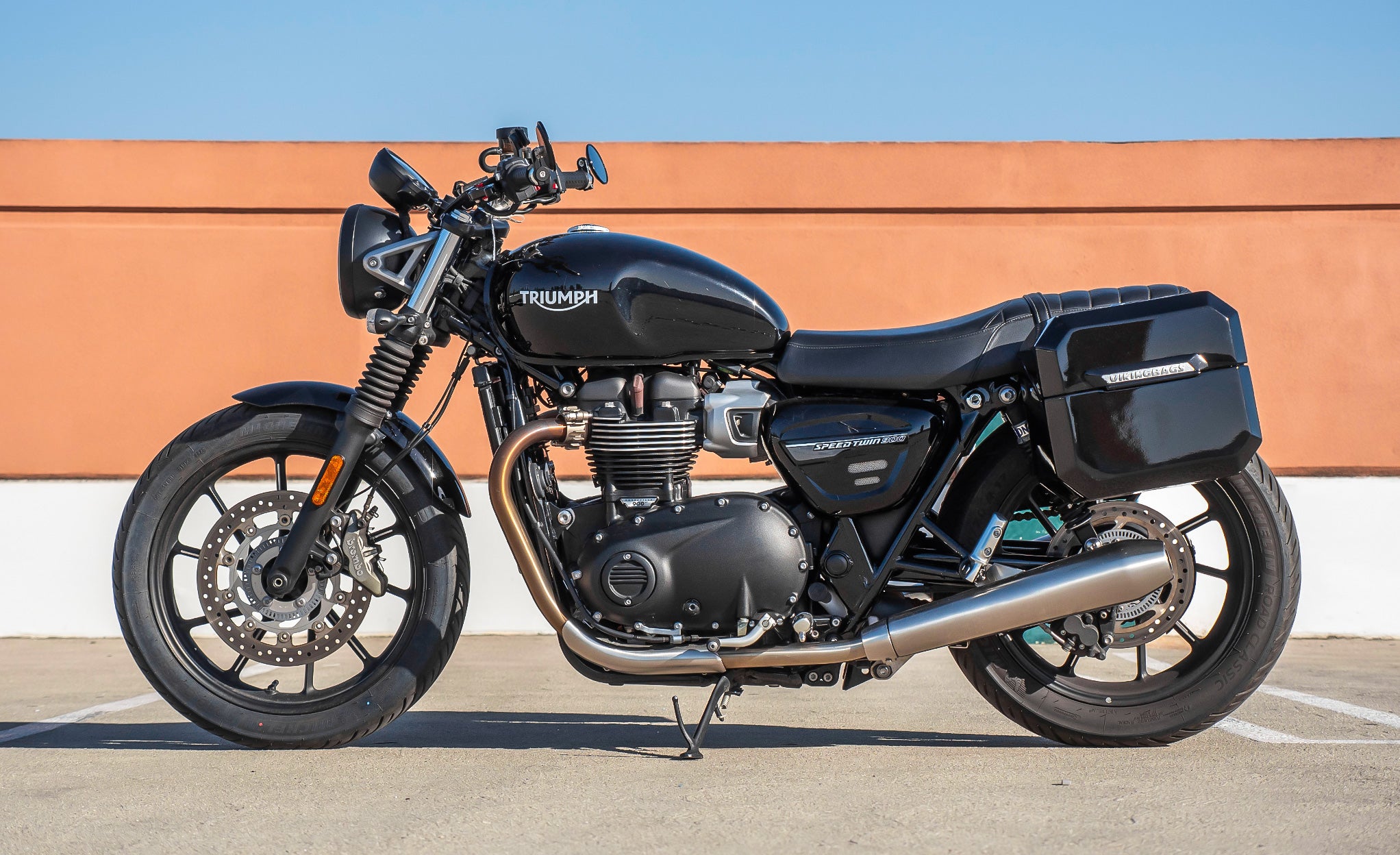 20L - Outlaw Quick-Mount Small Triumph Street Twin 900 Painted Hard Saddlebags Life Style Photo @expand