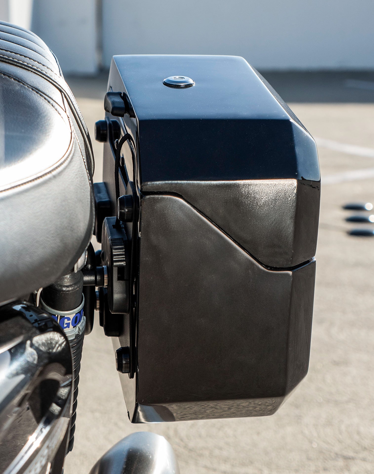 20L - Outlaw Quick-Mount Small Triumph Street Twin 900 Painted Hard Saddlebags Life style 3