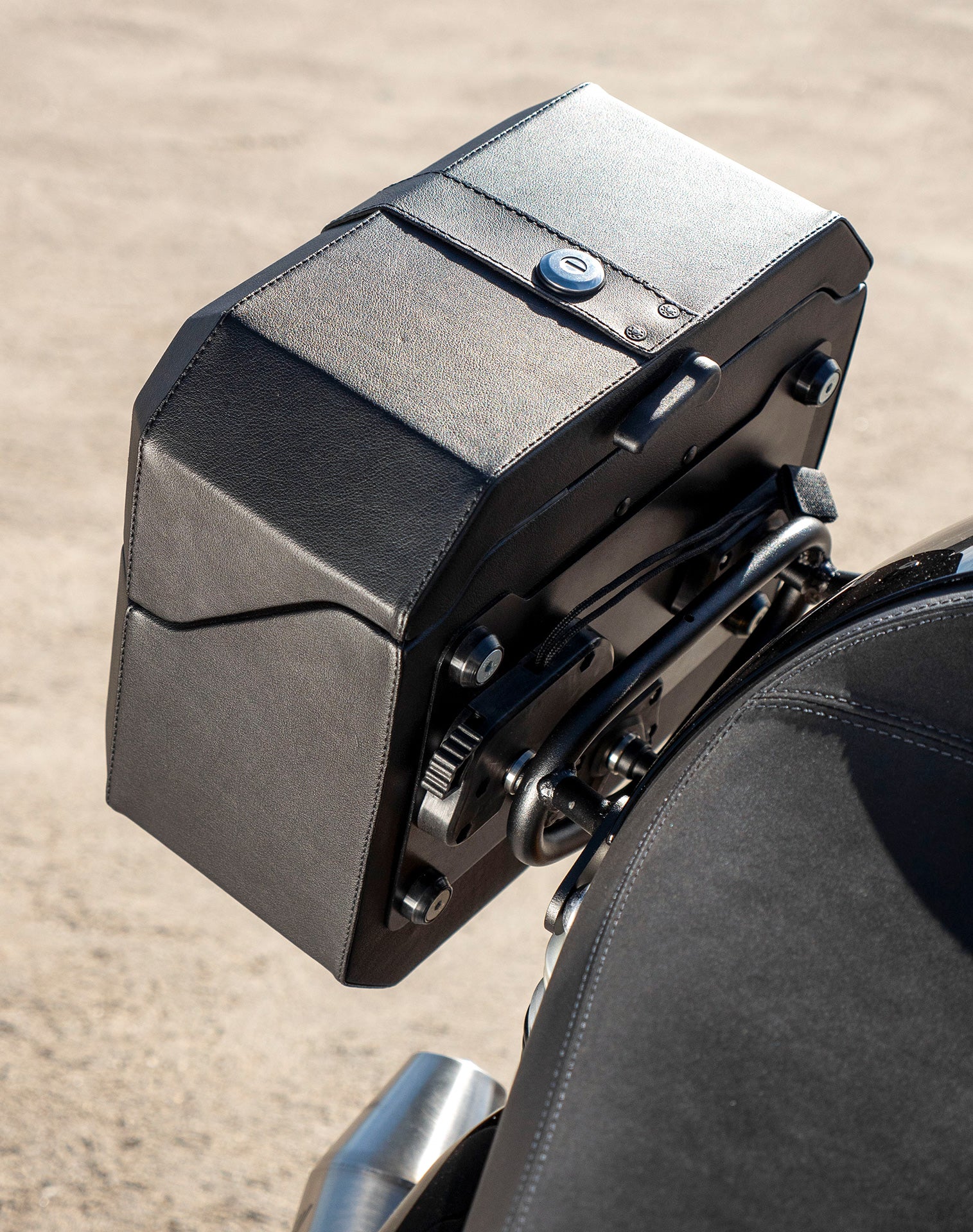 20L - Outlaw Quick-Mount Small Triumph Thruxton RS Leather Wrapped Hard Saddlebags Life Style 3