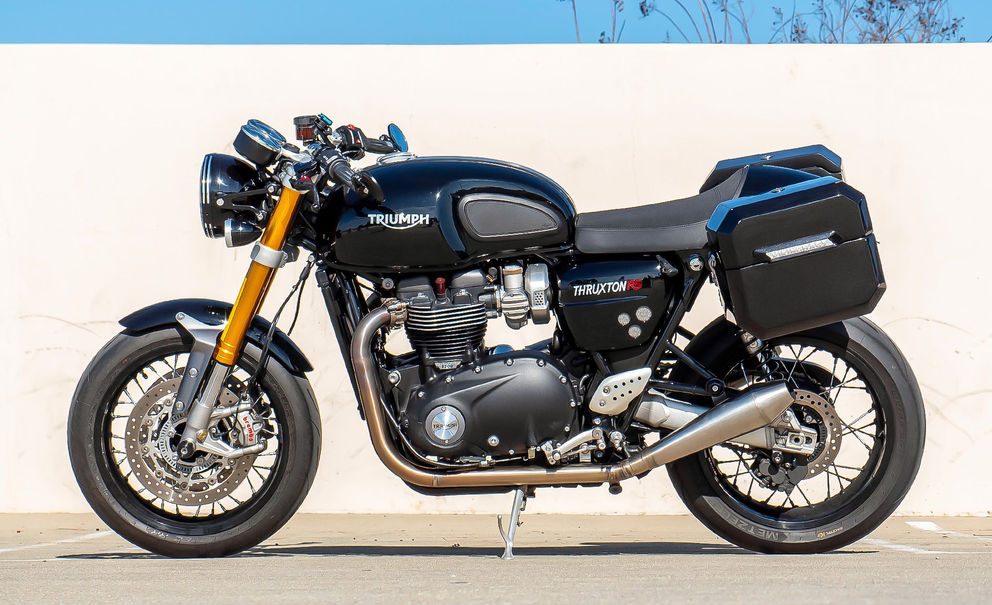 20L - Outlaw Quick-Mount Small Triumph Thruxton RS Painted Hard Saddlebags Life Style Photo @expand