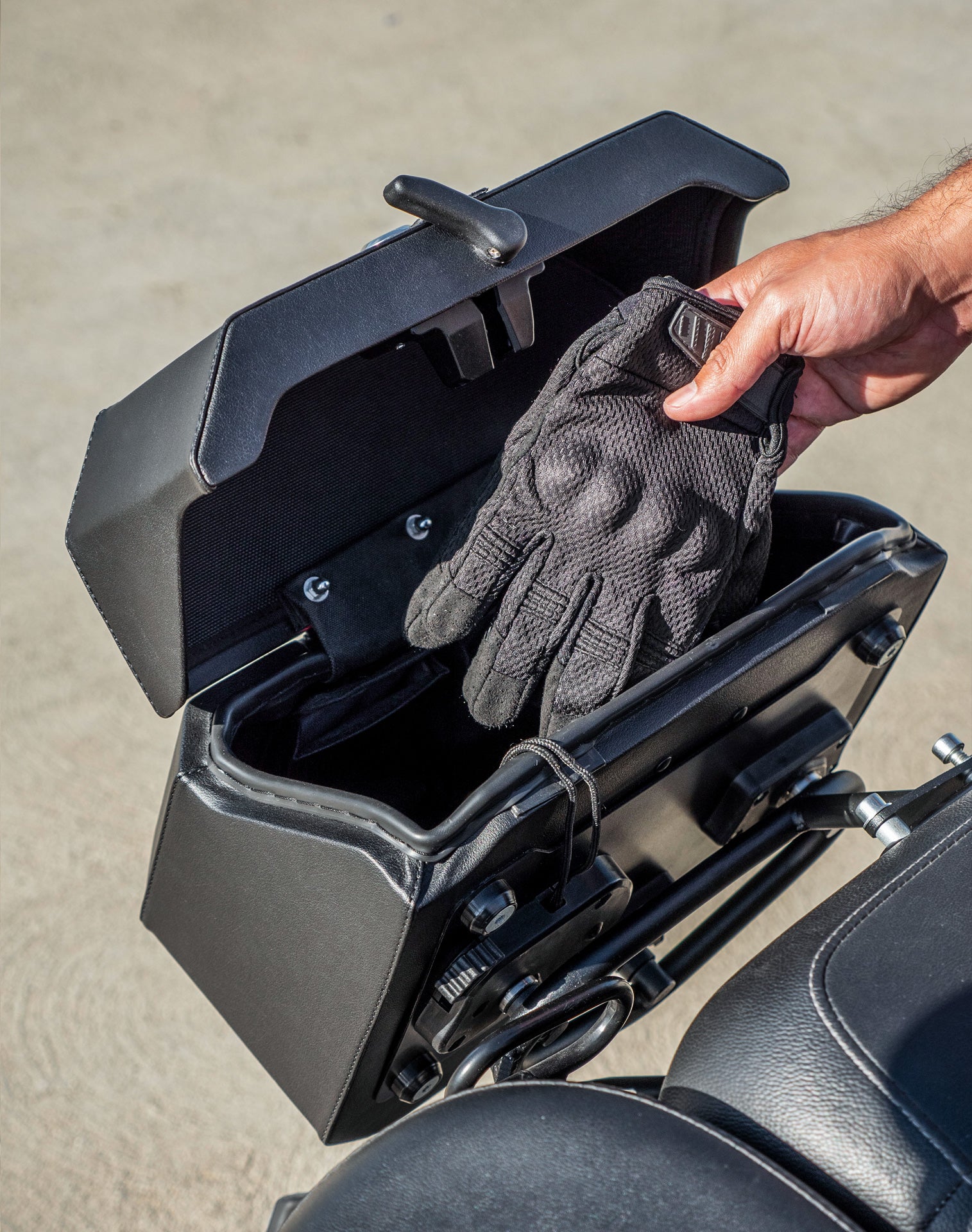 20L - Outlaw Quick-Mount Small Yamaha Bolt Specific Leather Wrapped Hard Saddlebags Life Style 4