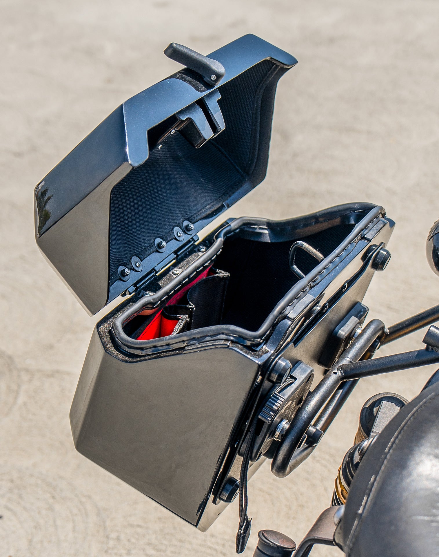 20L - Outlaw Quick-Mount Small Yamaha Bolt Specific Painted Hard Saddlebags Life style 4