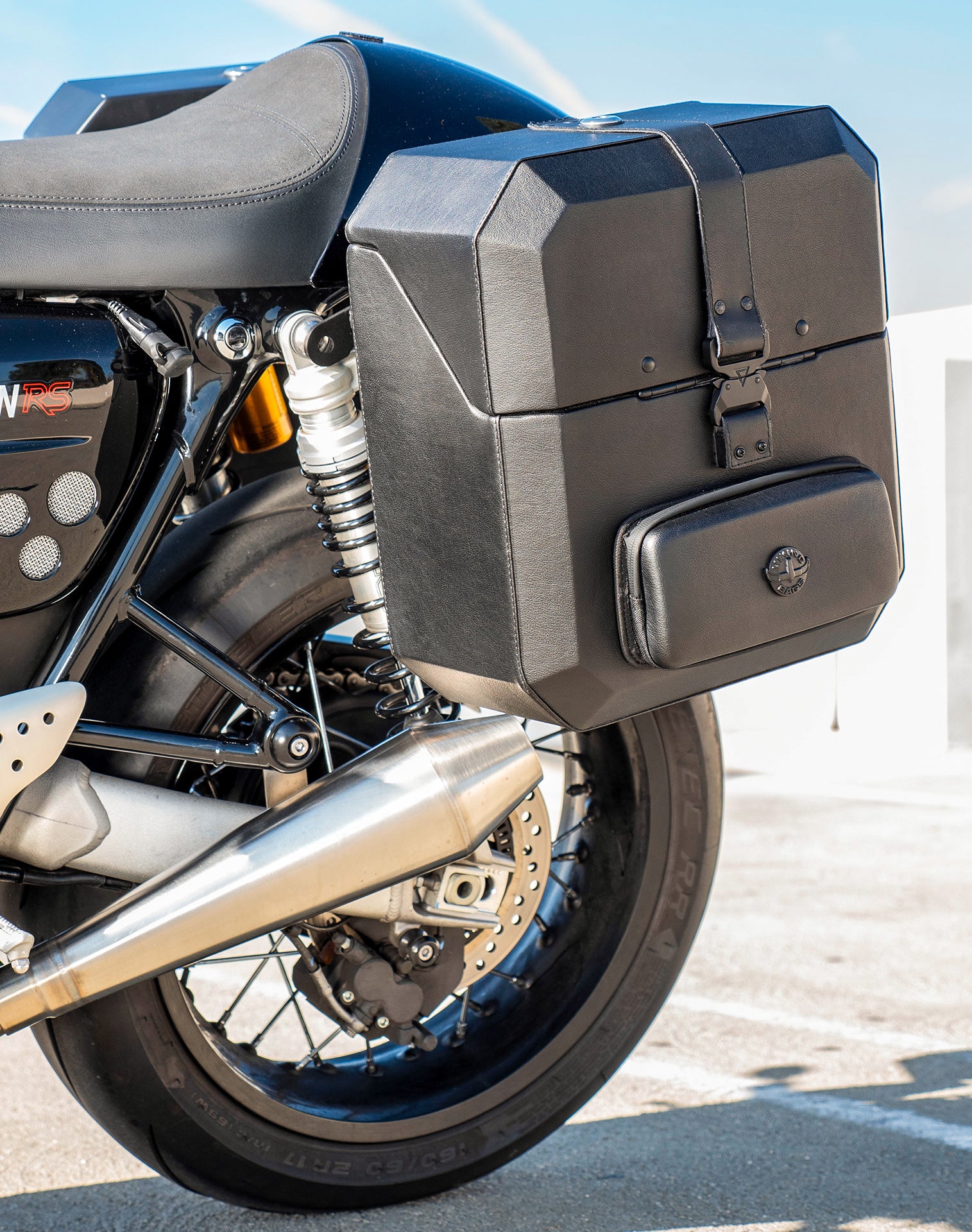 30L - Outlaw Quick-Mount Medium Triumph Thruxton RS Hard Saddlebags Life style 3