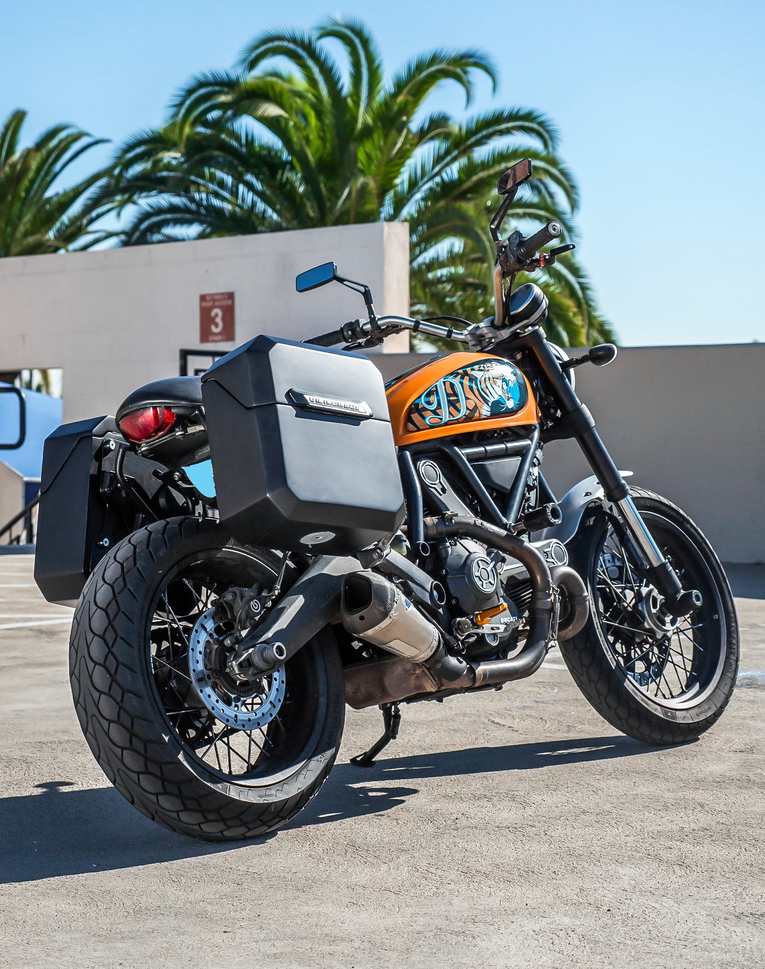 30L - Outlaw Quick-Mount Medium Ducati Scrambler (2014-17) Matte Hard Saddlebags Life style 1