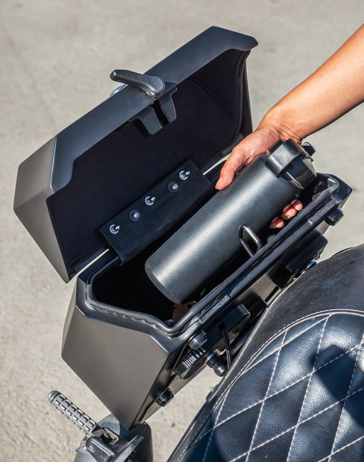 30L - Outlaw Quick-Mount Medium Ducati Scrambler (2014-17) Matte Hard Saddlebags Life style 4