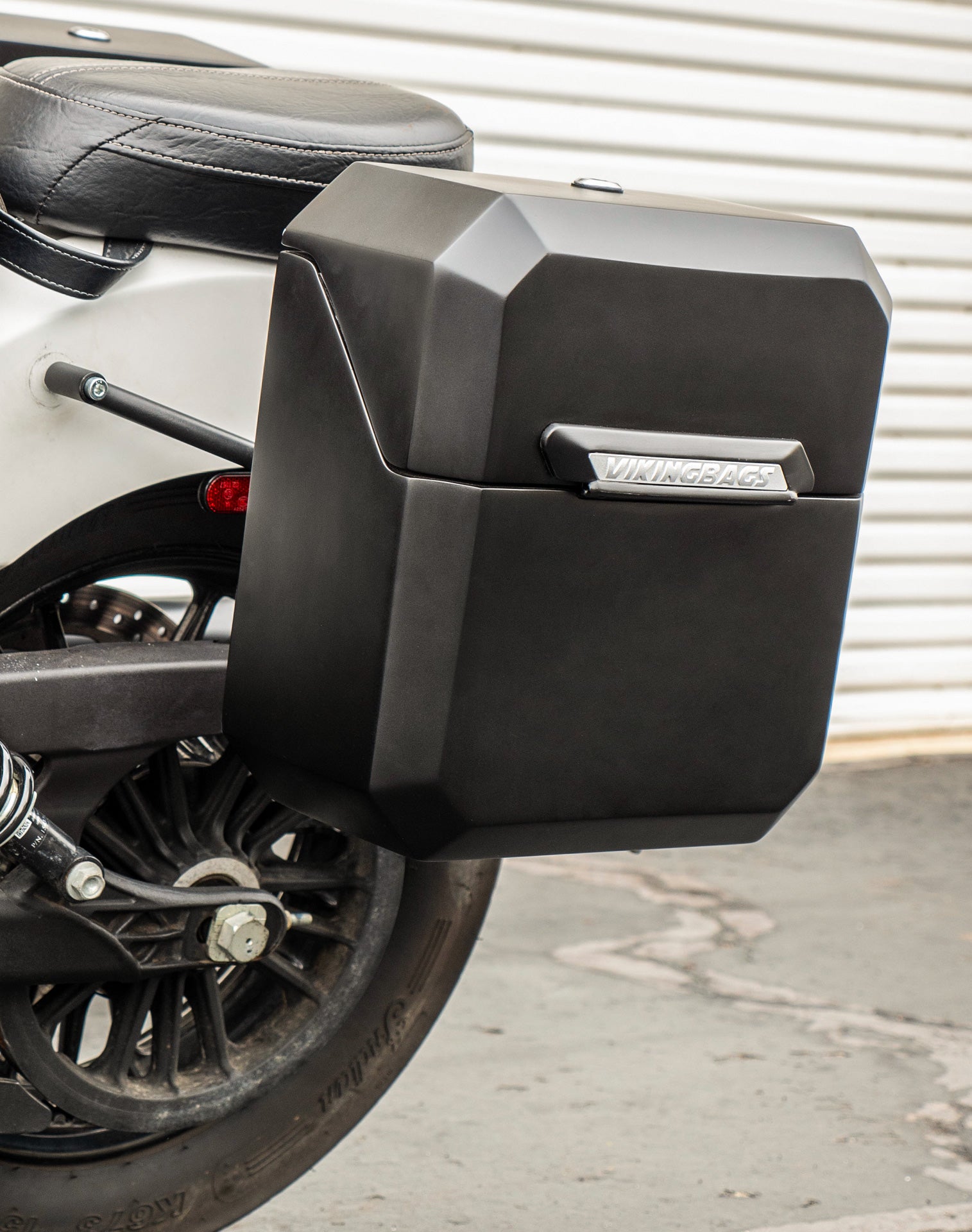 30L - Outlaw Quick-Mount Medium Indian Scout Sixty Matte Hard Saddlebags Life style 2