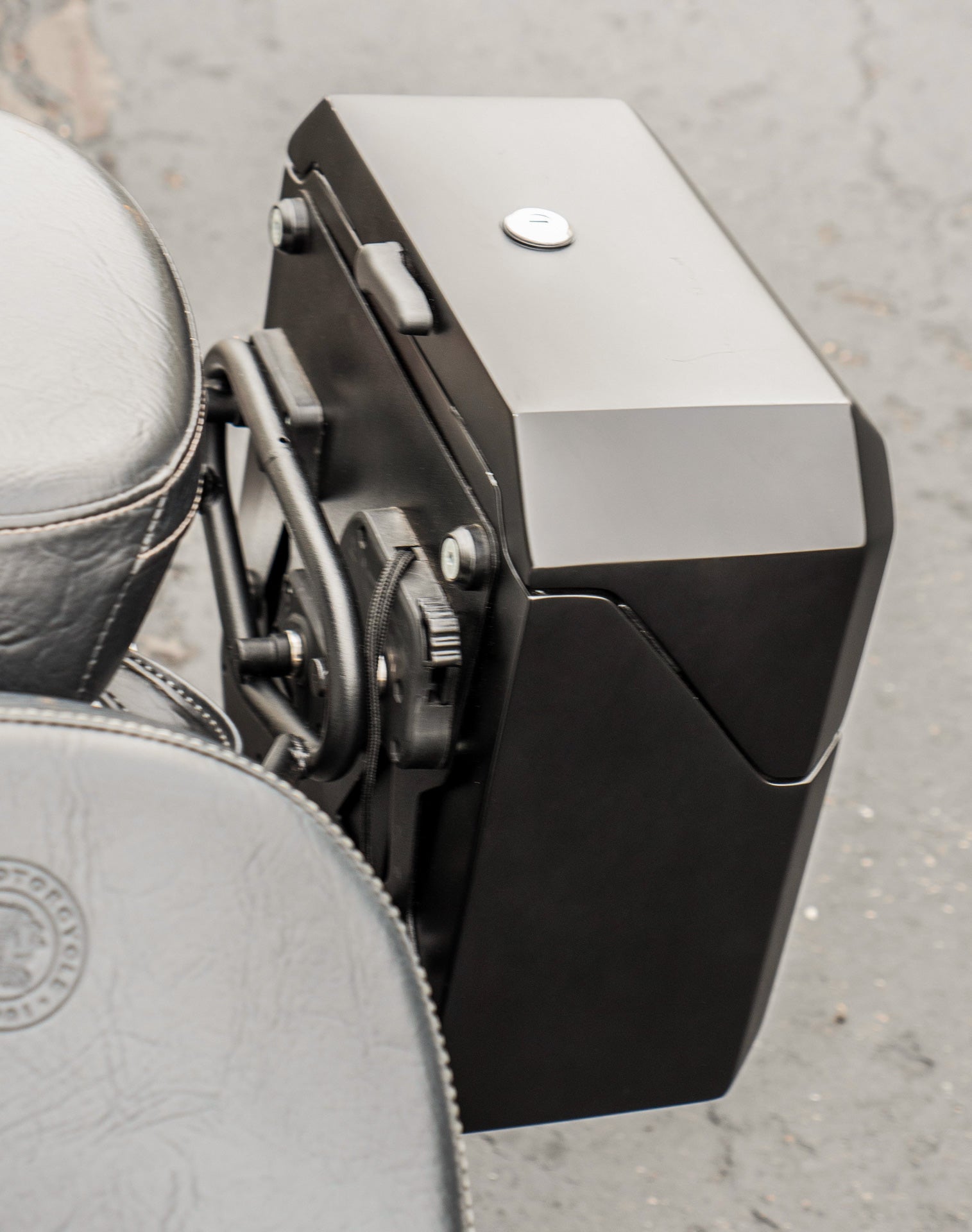 30L - Outlaw Quick-Mount Medium Indian Scout Matte Hard Saddlebags Life style 3