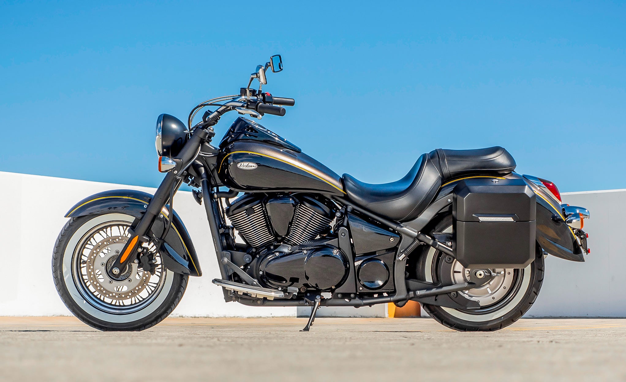 30L - Outlaw Quick-Mount Medium Kawasaki Vulcan 900 Classic VN900 Matte Hard Saddlebags Life Style Photo @expand