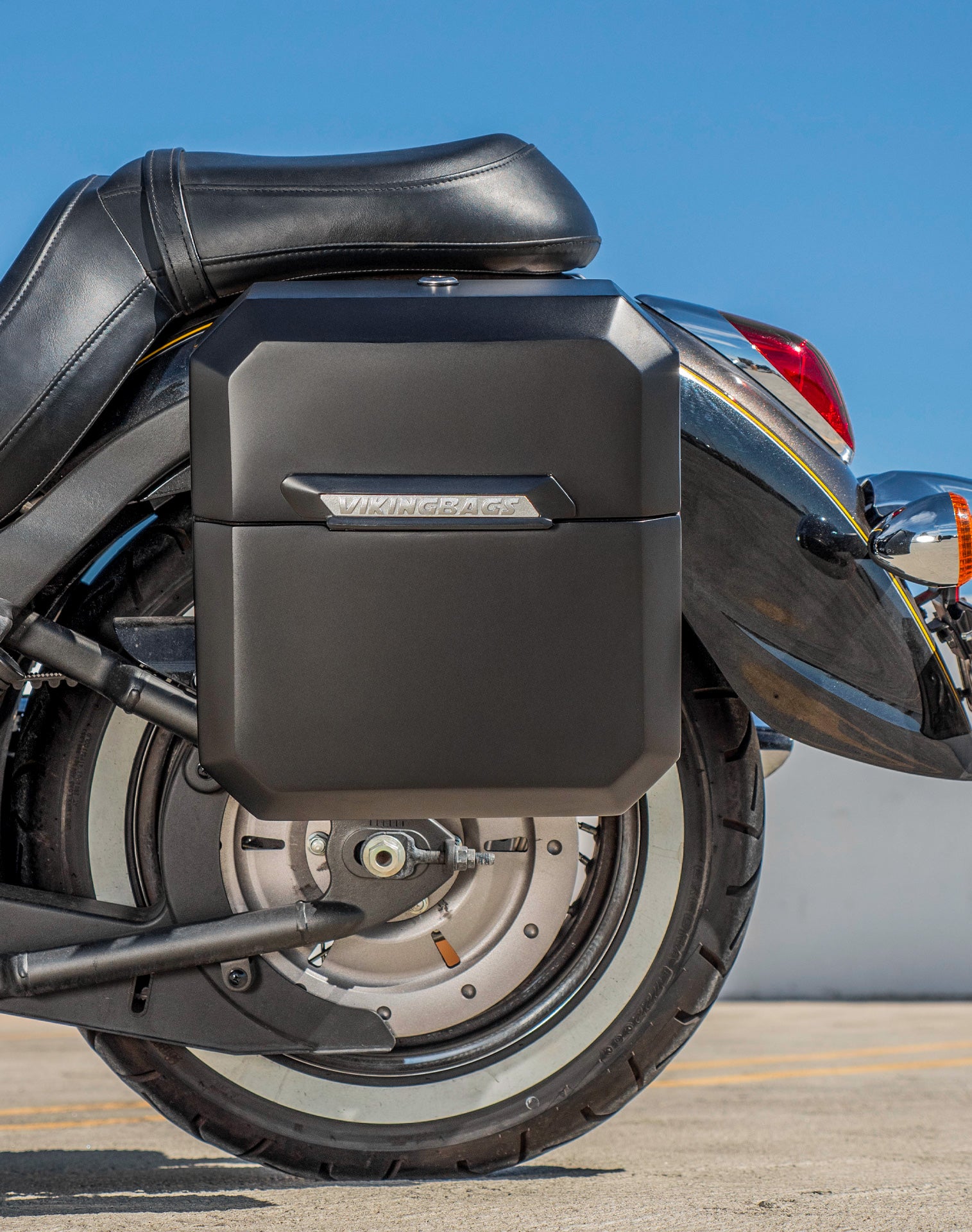 30L - Outlaw Quick-Mount Medium Kawasaki Vulcan 900 Classic VN900 Matte Hard Saddlebags Life style 2