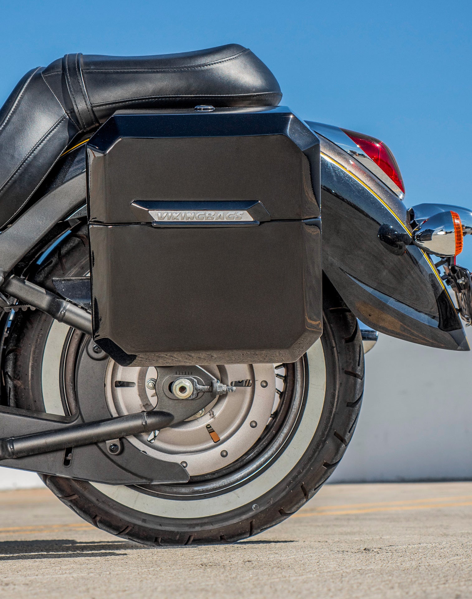 30L - Outlaw Quick Mount Medium Kawasaki Vulcan 900 Classic VN900 Painted Hard Saddlebags Life style 2